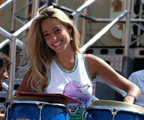Jessica hosting televised network concert series "Festivalbar"