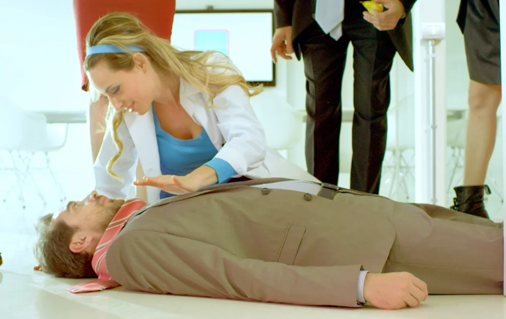 Jessica in a scene from the network sitcom "Open Space"