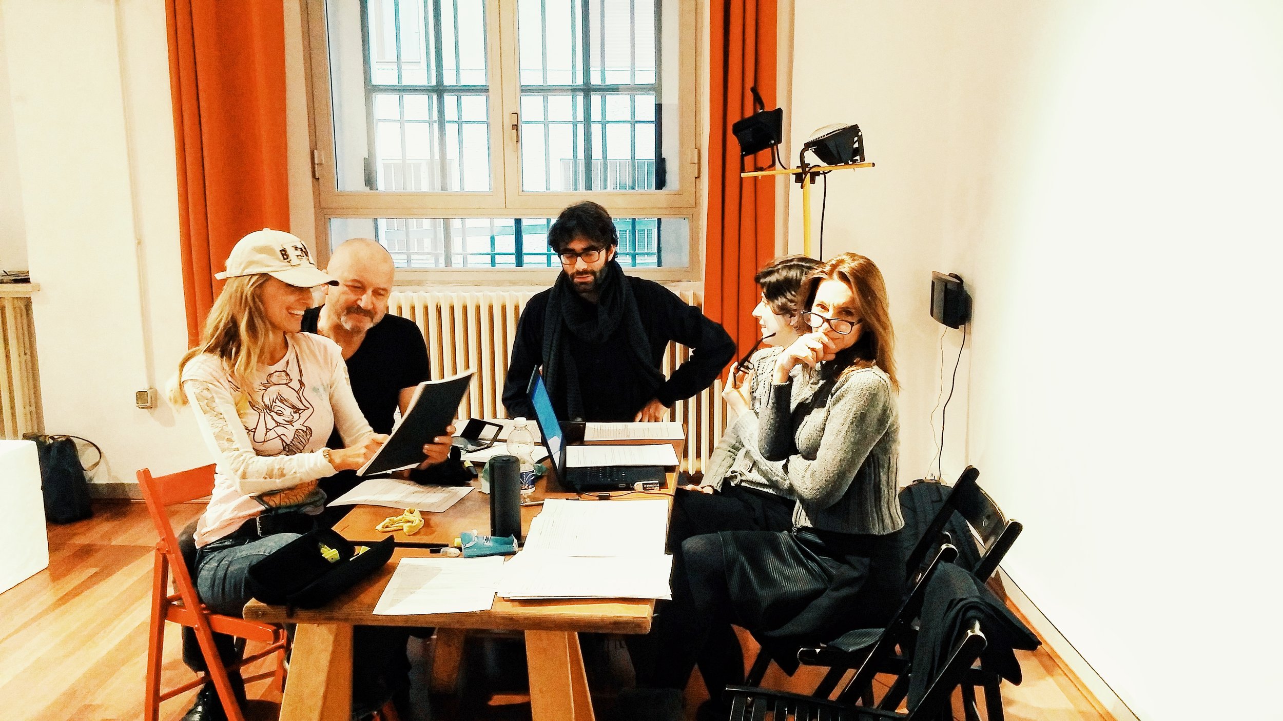 Jessica, il cast ed il regista durante le prove de' "Il clan delle divorziate"