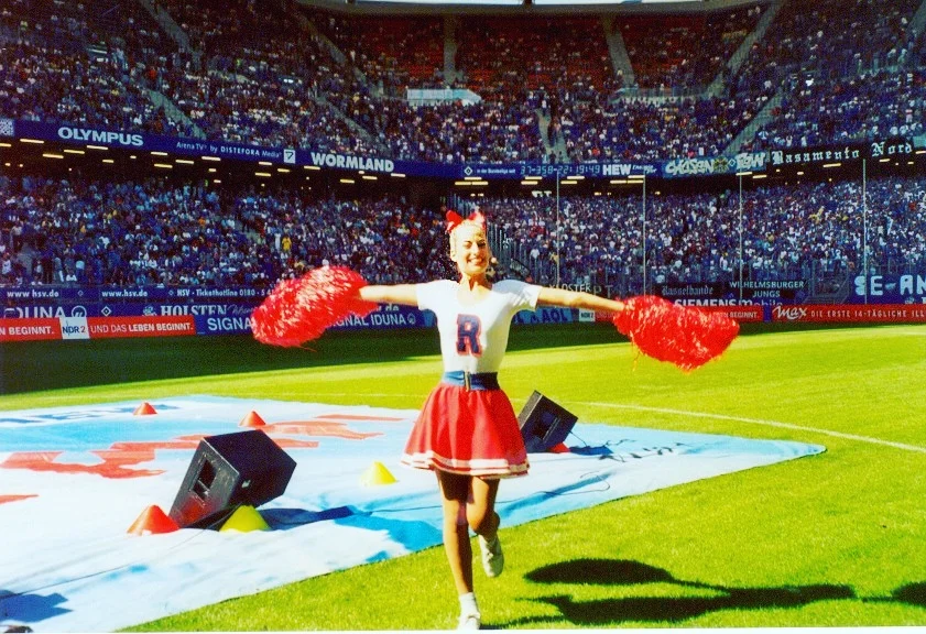 Jessica nell' intervallo di una partita di calcio in Germania durante un'esibizione promozionale per il tour mondiale del musical Grease