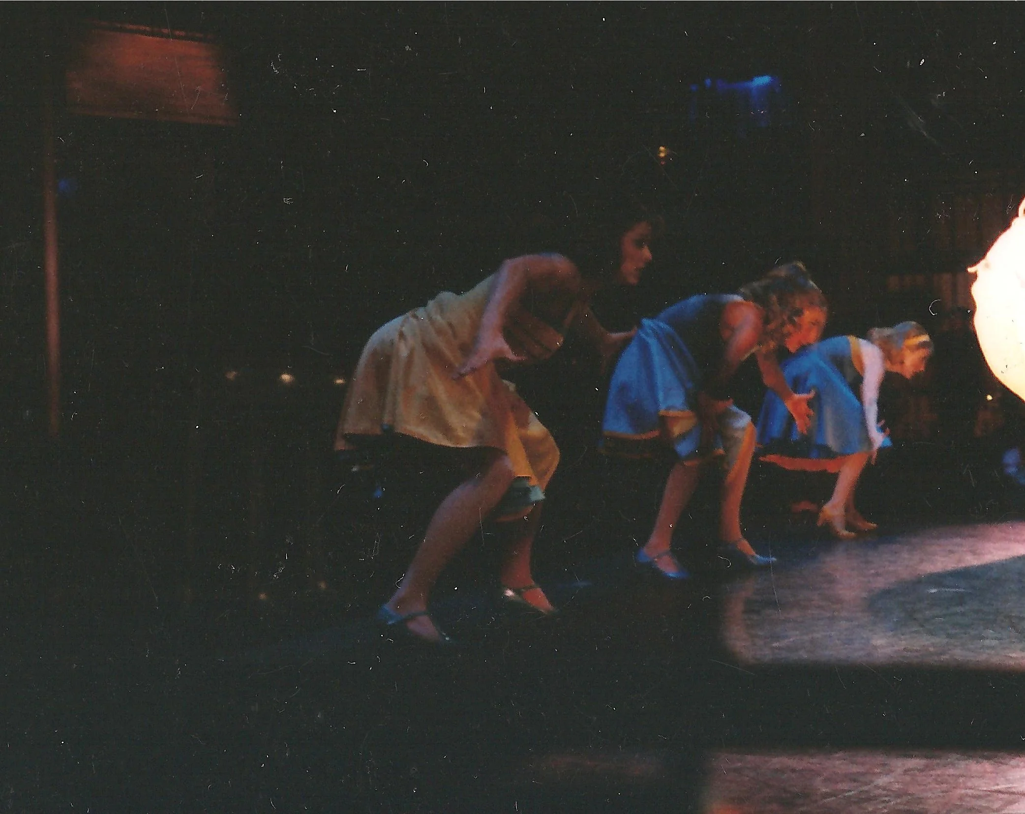 Jessica (al centro) sul palco in una scena dal tour mondiale del musical di Broadway, "West Side Story"