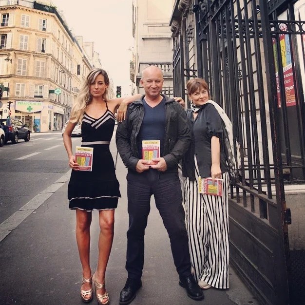 Jessica, Stefano Chiodaroli e Lucia Vasini a Parigi con il loro spettacolo teatrale Il clan delle divorziate