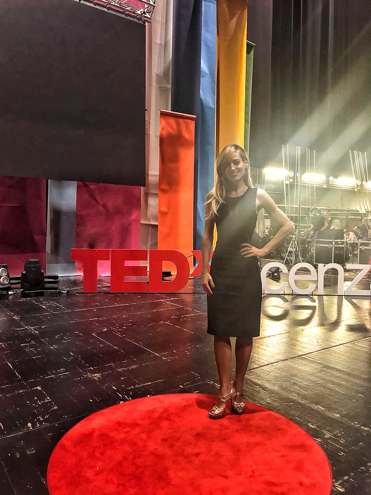 Jessica sul palco dell'evento TED in una pausa dalla conduzione