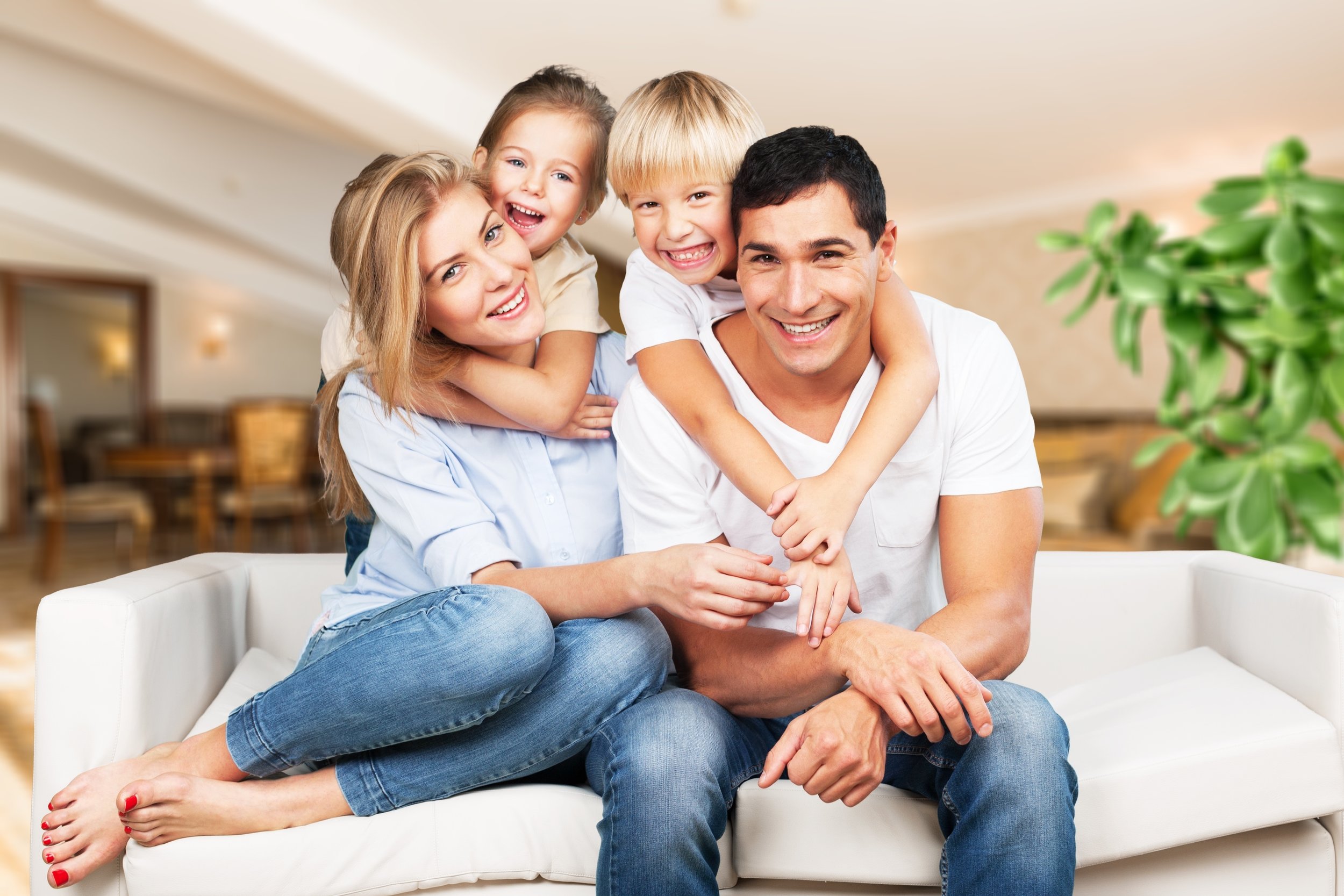 Семья в доме на диване на фоне. 5at Family. Young \Family Home loans.