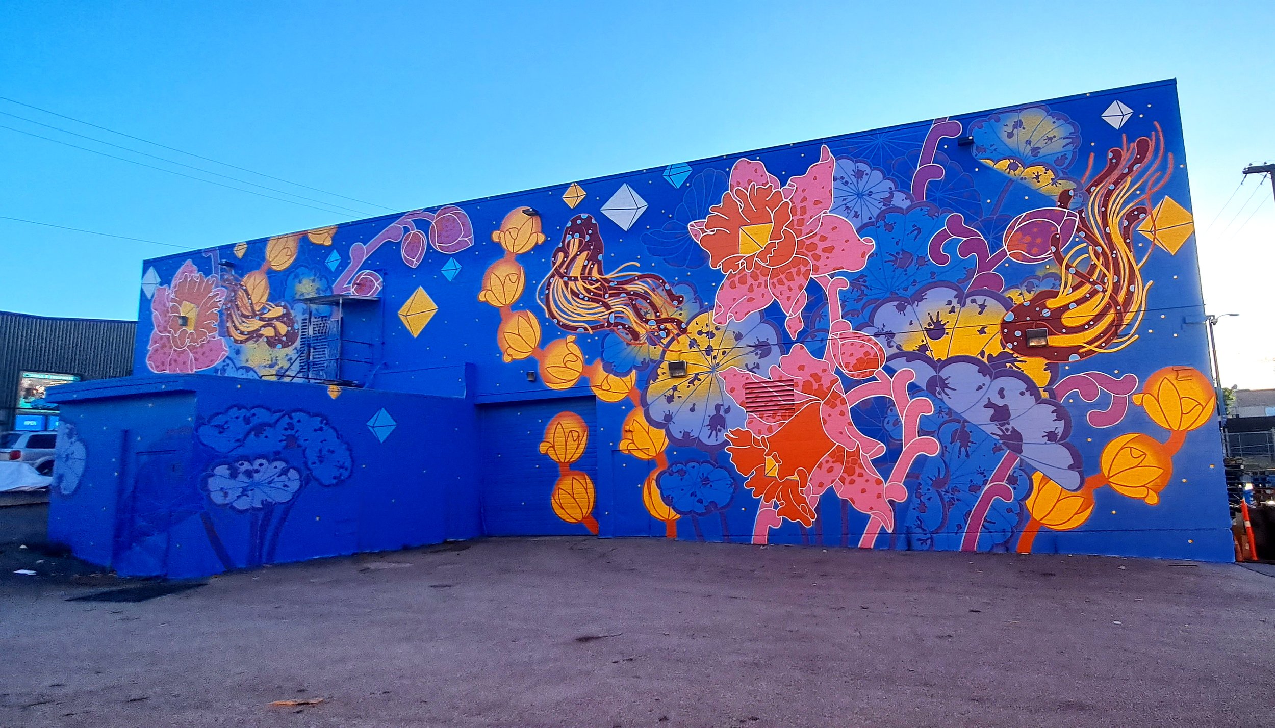  "Stellate Daffodils" painted for Vancouver Mural Festival  32’x100’ Exterior Acrylic Paint, Spray paint  VANCOUVER, Canada - 2023  Client: Low Tide Properties 