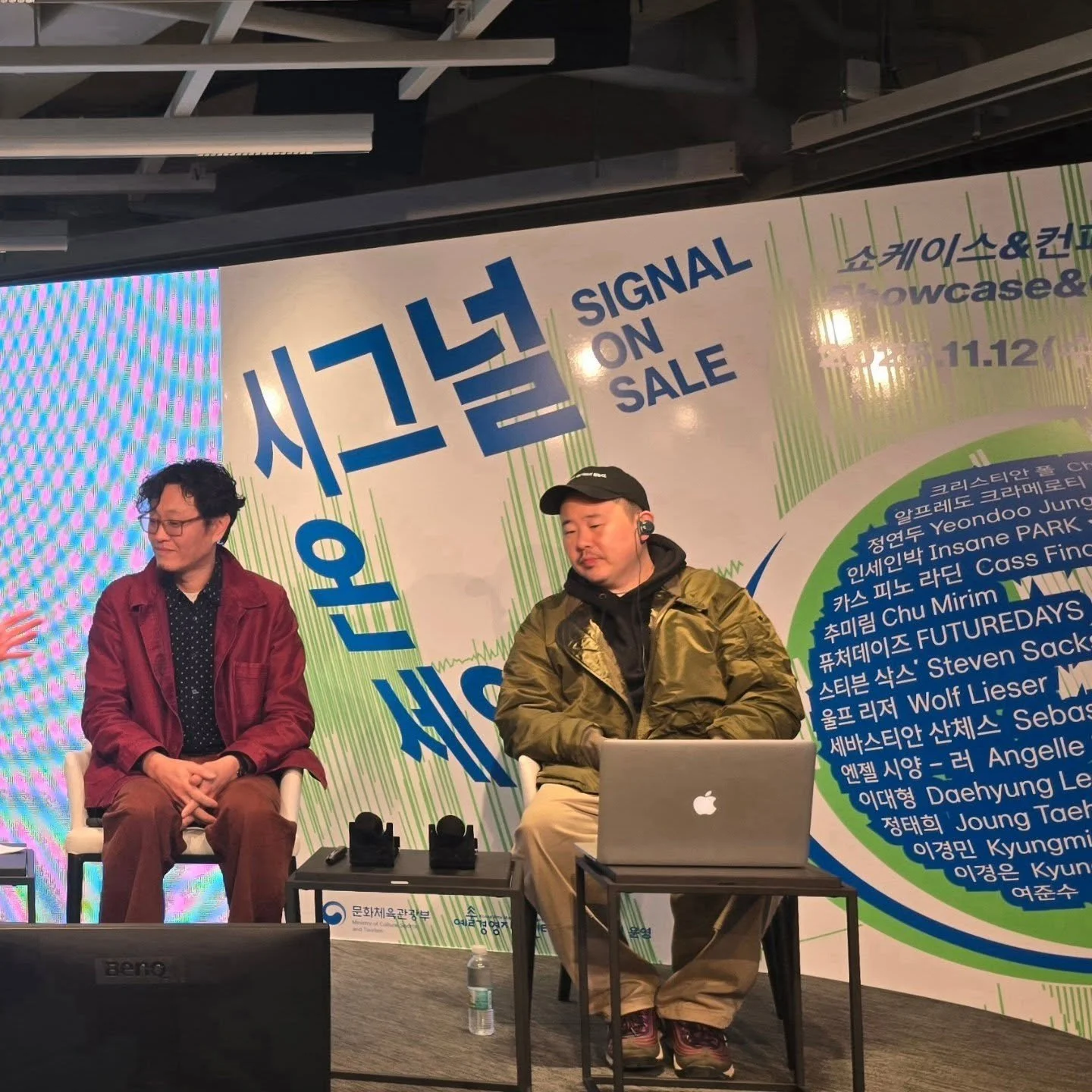 #컨퍼런스 #전시
11월14일에 열린 &lt;Signal On Sale&gt; 컨퍼런스는 &lsquo;시그널(Signal)&rsquo;, &lsquo;온(on)&rsquo;, &lsquo;세일(Sale)&rsquo;의 세 세션으로 구성되어, 디지털 아트의 흐름과 미학적 서사, 디지털 아트 작업 방식과 거래 방식, 그리고 글로벌 시장에서의 세일즈 전략 등 시장 기반 조성을 위한 실질적 쟁점을 다루며 담론 형성하였다.
#시그널온세일
#미디어아트 #