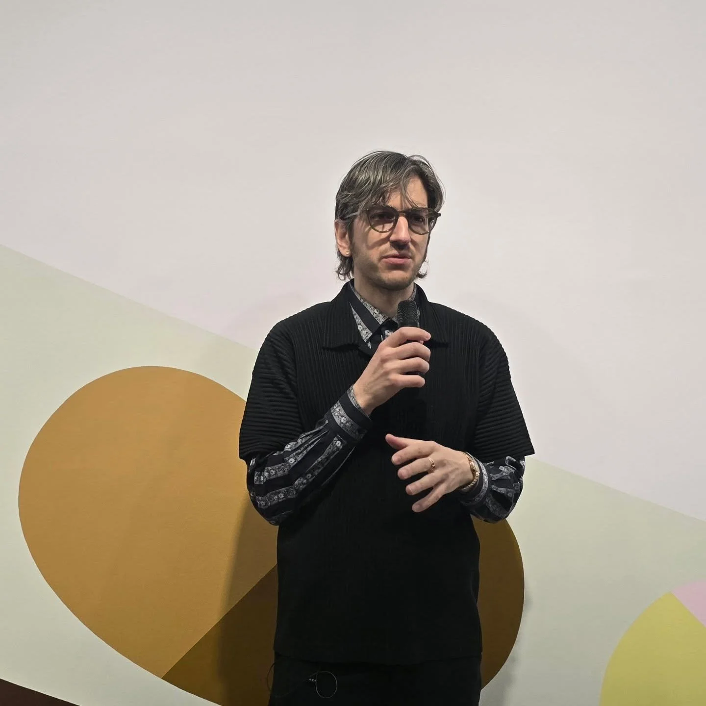 캐스퍼 보스만스 개인전
<Peas, Pod>
2026. 1. 29 - 3. 14
글래드스톤 서울

벨기에-한국 수교 120주년을 기념전 캐스퍼 보스만스 개인전 <Peas, Pod>는 민속 예술(folk art)과 소외된 이들의 목소리를 대변하는 공통된 모티프 및 주제를 다룬다.&nbsp;보스만스의 콩 모티프는 갤러리 외관과 내부에 반복해서 등장하며 희망, 성장, 재생을 이야기한다. 보스만스는 이번 개인전을 개최한 뒤 2월 