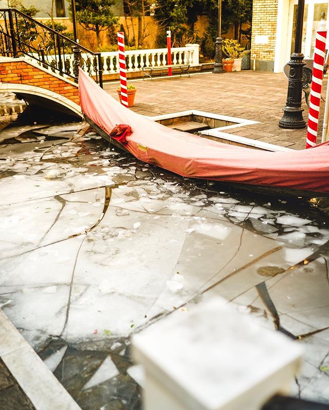 I visited a hidden Venice-style courtyard in Jiyugaoka that comes equipped with a Gondola and terra cotta coloured buildings. -Lukas Sensei