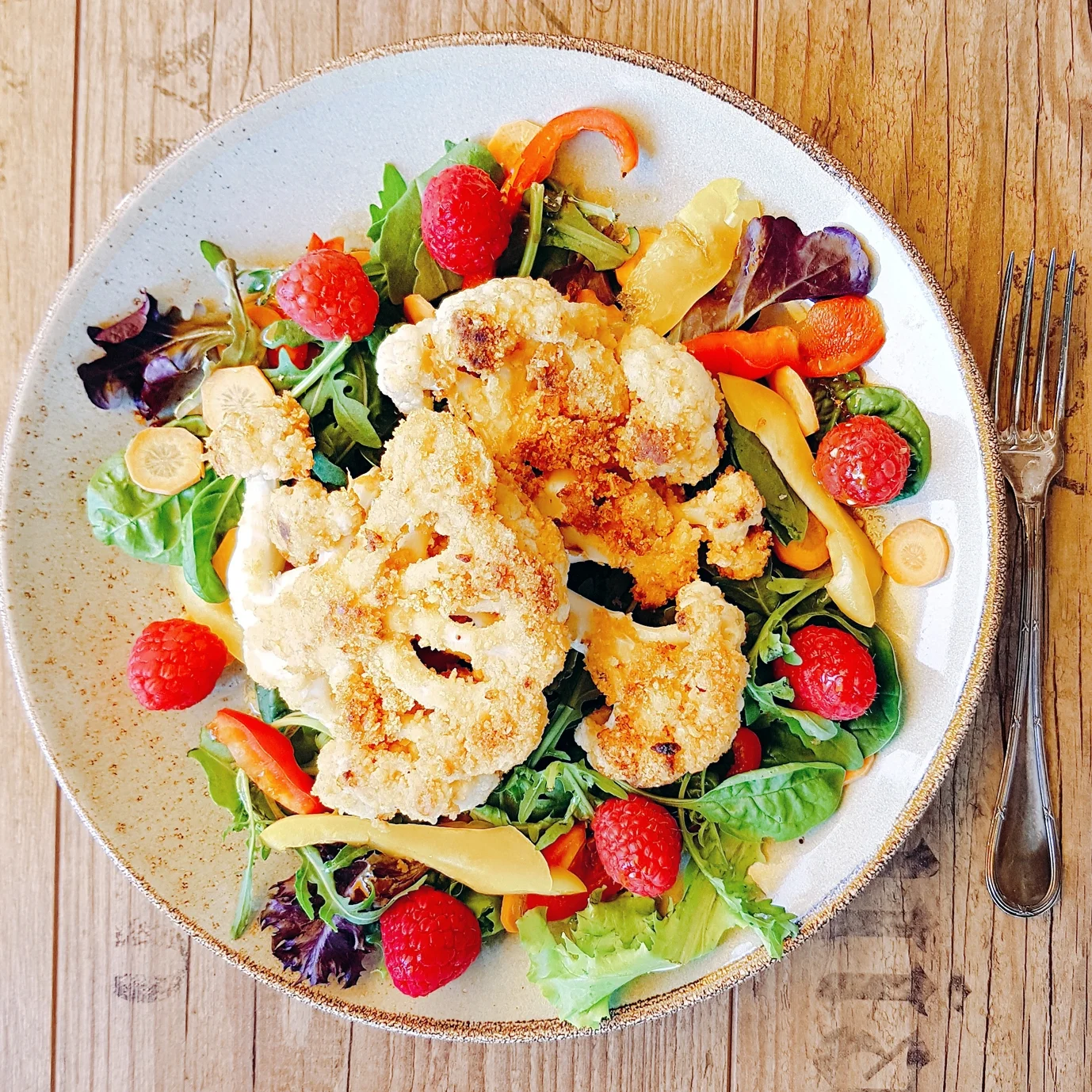 Gemüseschnitzel auf Salat