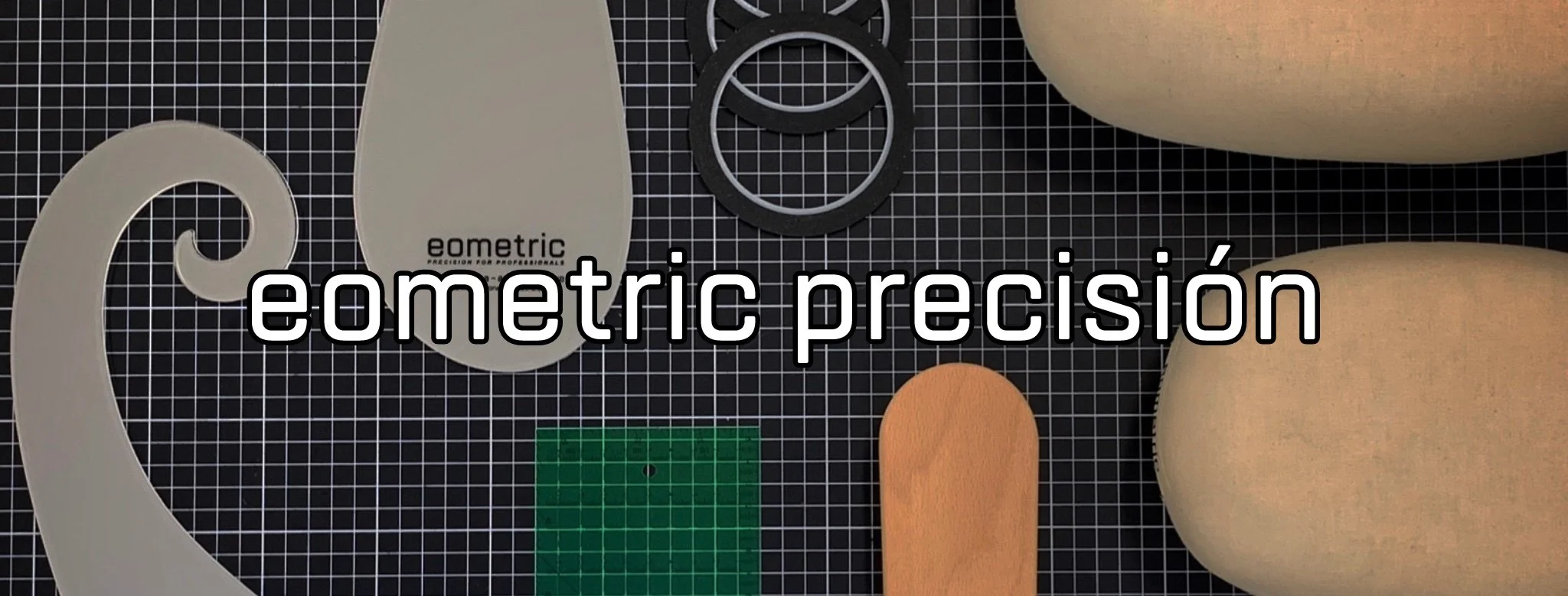 Diversos útiles para manicura y cuidado de uñas, incluyendo limas, recortes, y otros instrumentos en una superficie de cuadrícula negra.