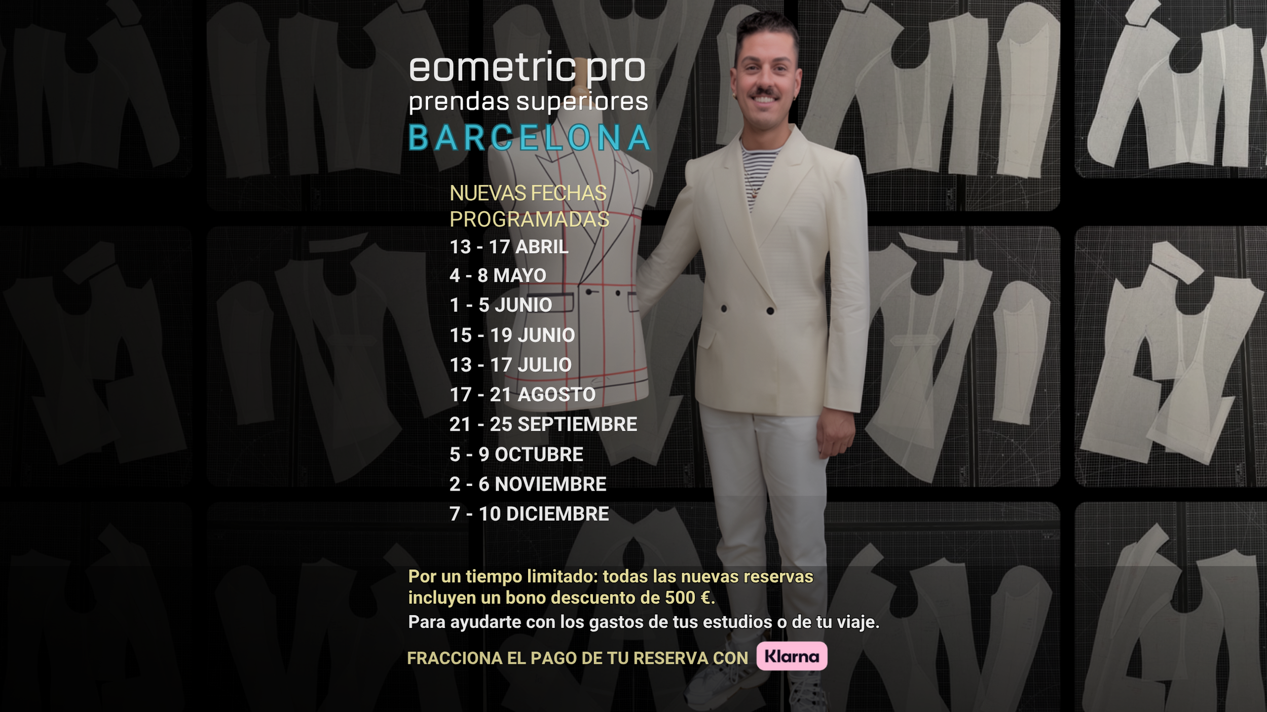 Un hombre vestido con traje blanco y camisa a rayas, de cabello oscuro y barba, posando frente a un fondo con maniquíes de patrones de prendas superiores. El texto promociona cursos de confección en Barcelona con fechas y descuentos, junto a información sobre el pago con Klarna.