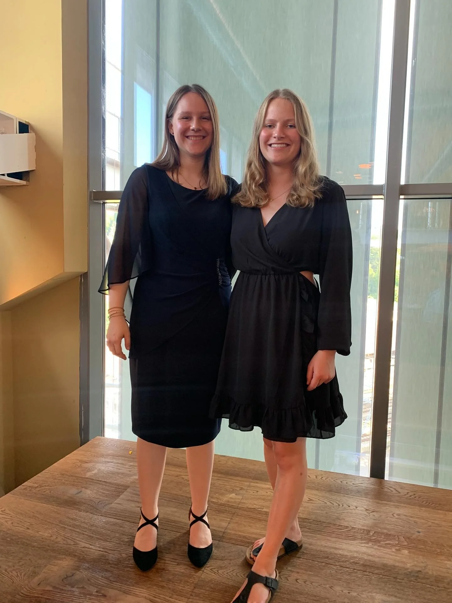 Wir gratulieren Sandra und Serena herzlich zu ihrem erfolgreichem Lehrabschluss! Sie haben die Pr&uuml;fungen mit sagenhaften Noten von 5.2 und 5.3 bestanden 👏🏻 Serena wird uns per Ende Juli verlassen. Sandra bleibt uns zu einem Teilpensum erhalten