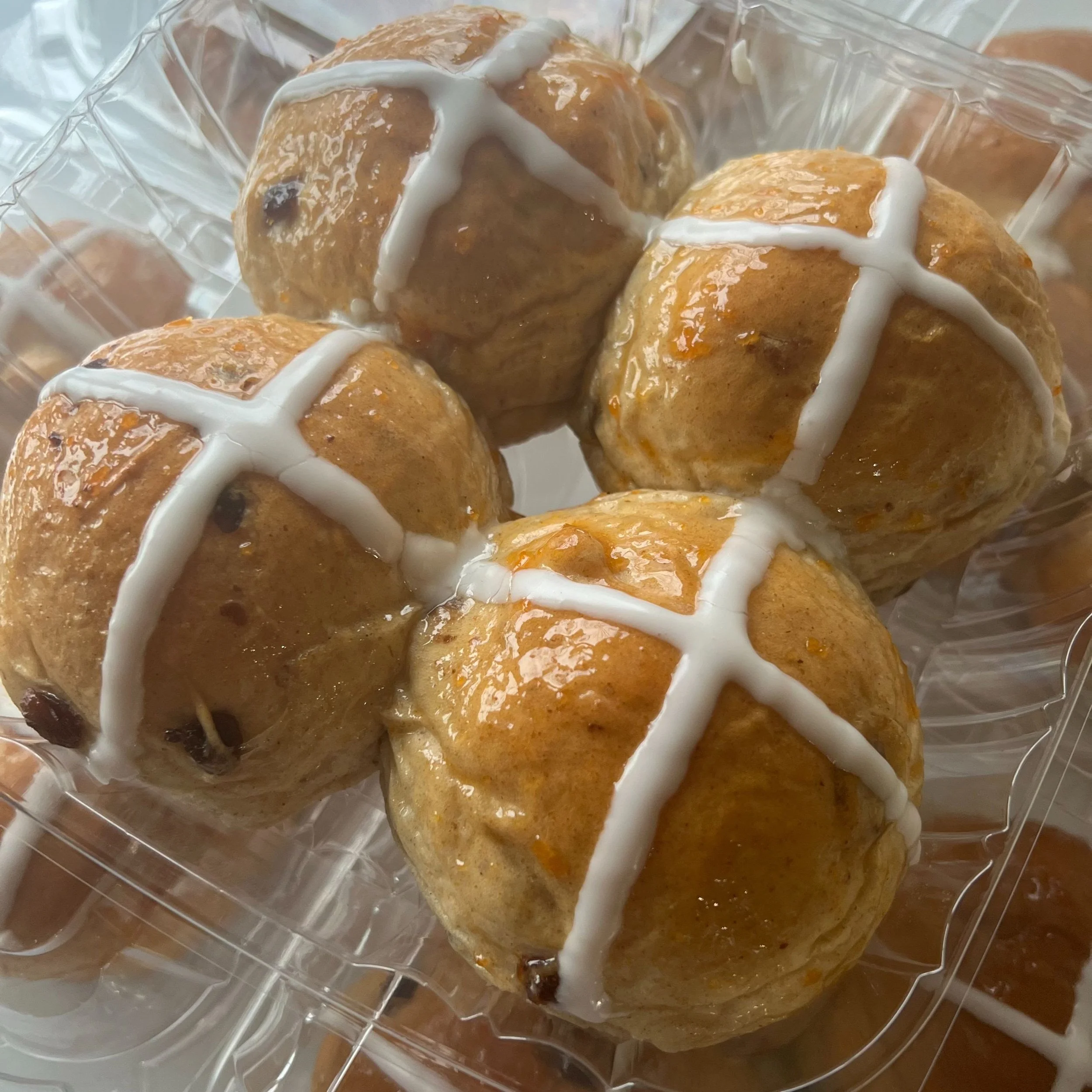 Freshly baked buns in a bowl