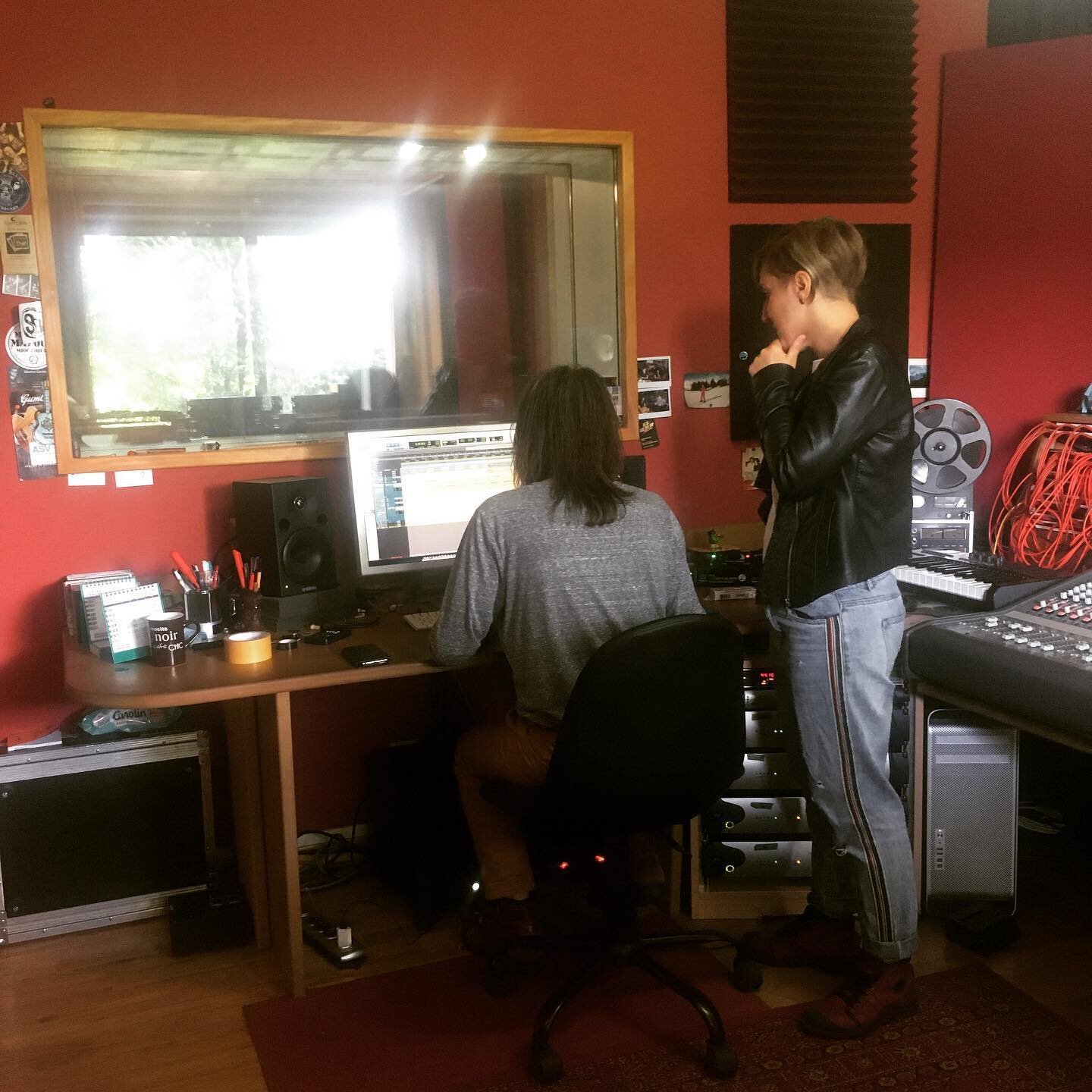 Aujourd&rsquo;hui recording session pour nous ! Enregistrement de choeurs pour un artiste canadien ! On s&rsquo;est fait plaizzzz après cette pause ! #studiorecording #backingvocals #protools #gospel #gospelmusic #somethingscooking #singers #project