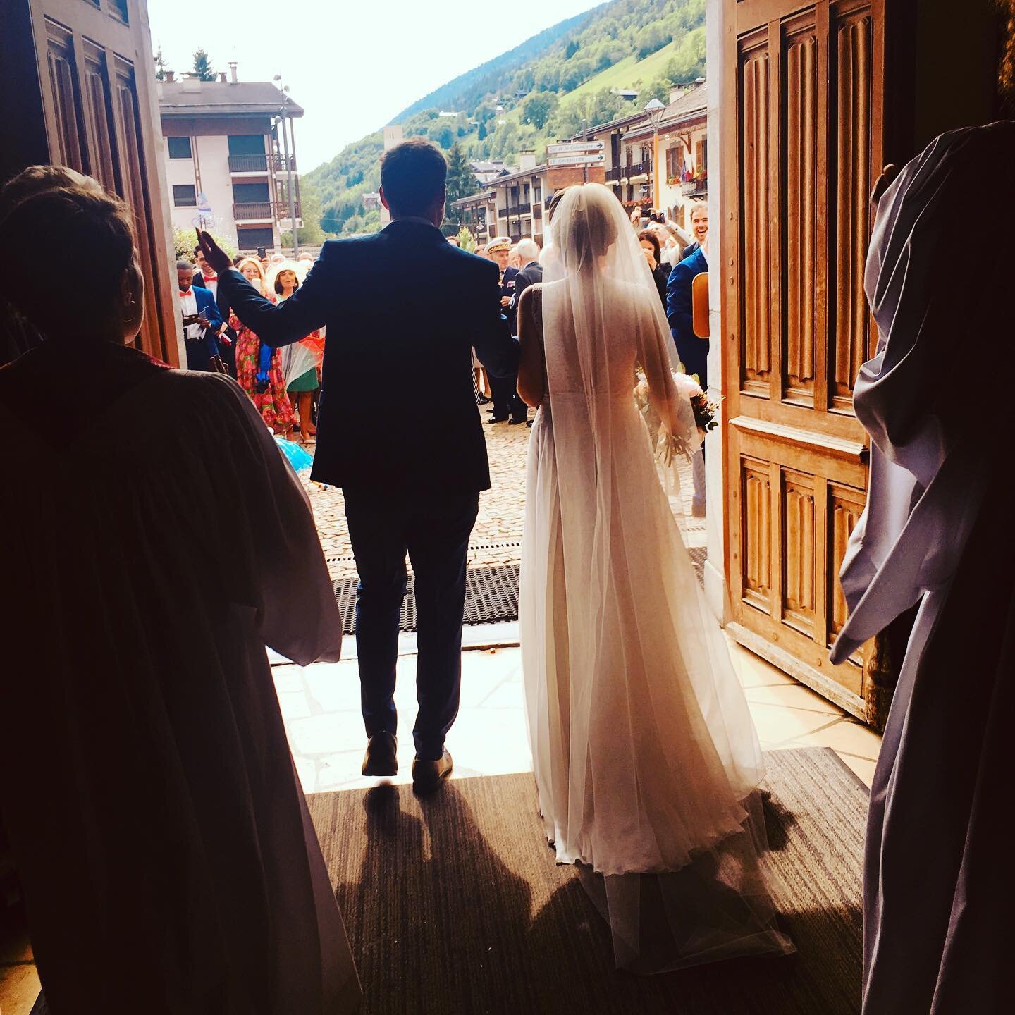 Qu&rsquo;ils &eacute;taient beaux nos mari&eacute;s! Tant d&rsquo;amour et de complicit&eacute; #gospelmusic #trio #singers🎤 #wedding #vivelesmari&eacute;s #gospelchoir #onlytime #loveisintheair #legrandbornand #ceremonie #eglise