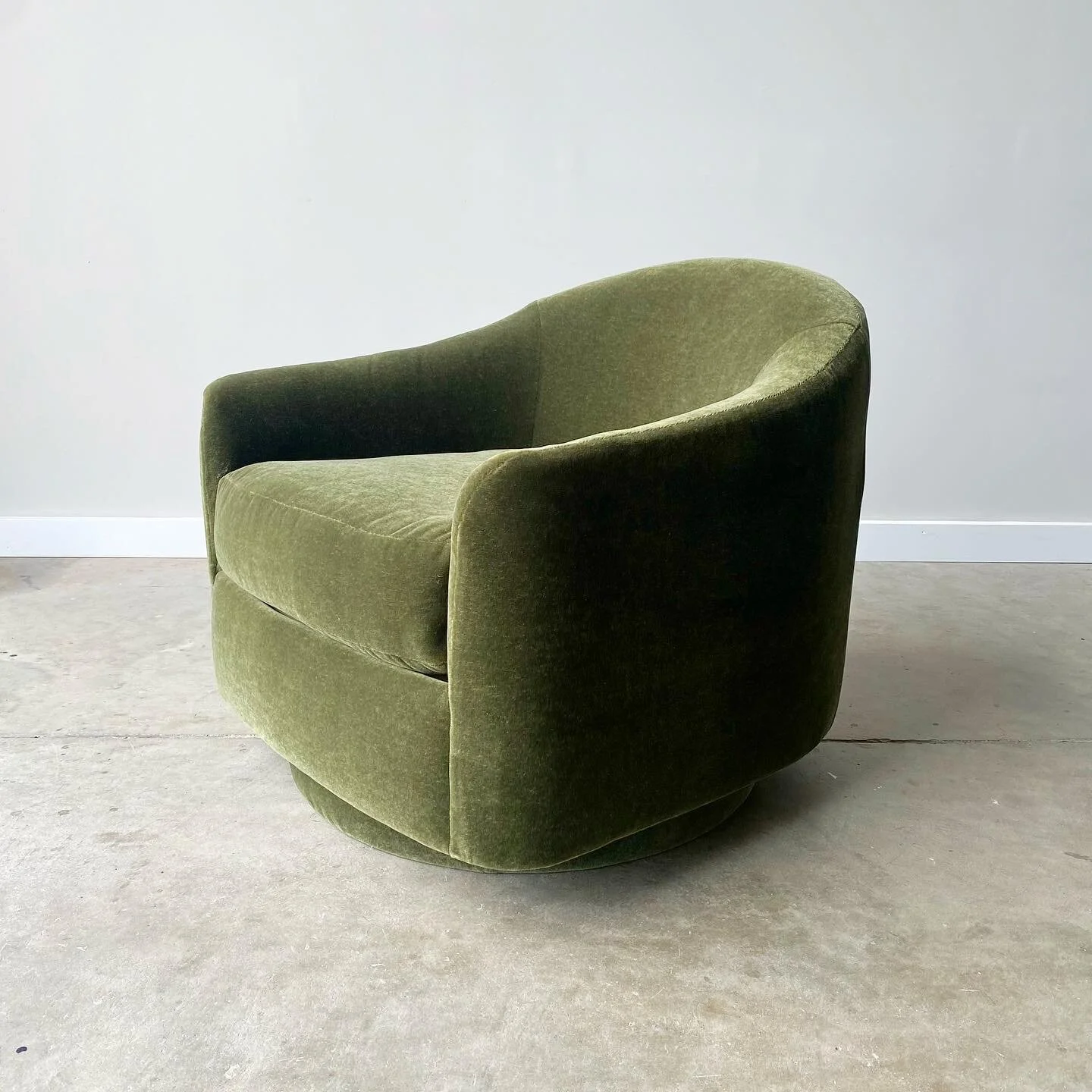 Stunning pair of vintage  Vladimir Kagan style pair of swivel rockers dating to the 1970s.  