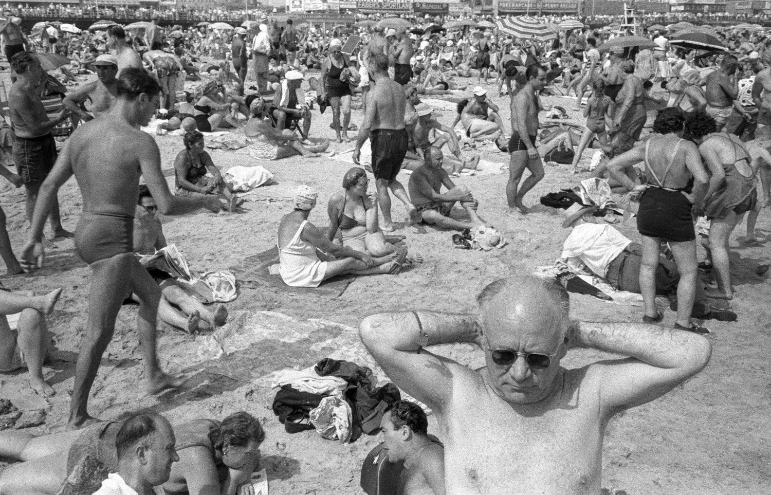 HAROLD FEINSTEIN, CROWDED BEACH, 1960, COURTESY BIGAIGNON
