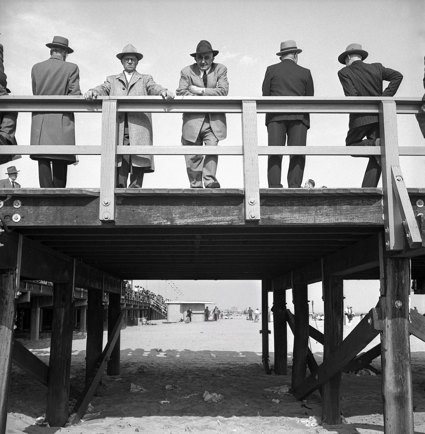 HAROLD FEINSTEIN, MEN IN FEDORAS, 1950, COURTESY BIGAIGNON