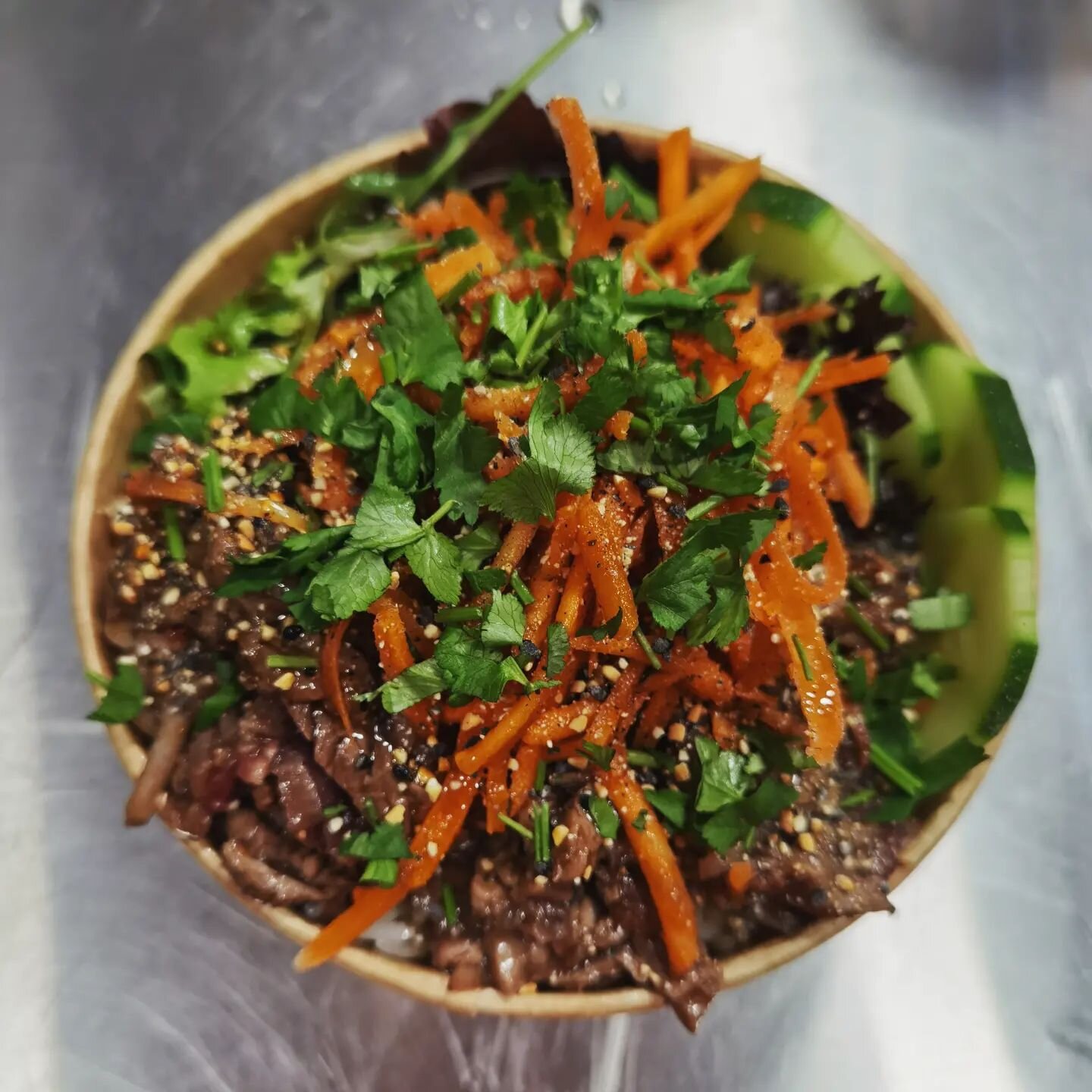 Hello,

Pour rappel : @lekasikasi vous propose de la #streetfood des 4 coins du monde.

En ce moment le #bokit fait partie de vos favoris aux c&ocirc;t&eacute;s de la #saladedeboeuftha&iuml;.

Retrouvez aussi des #burritos  des #banhmi et divers #bow