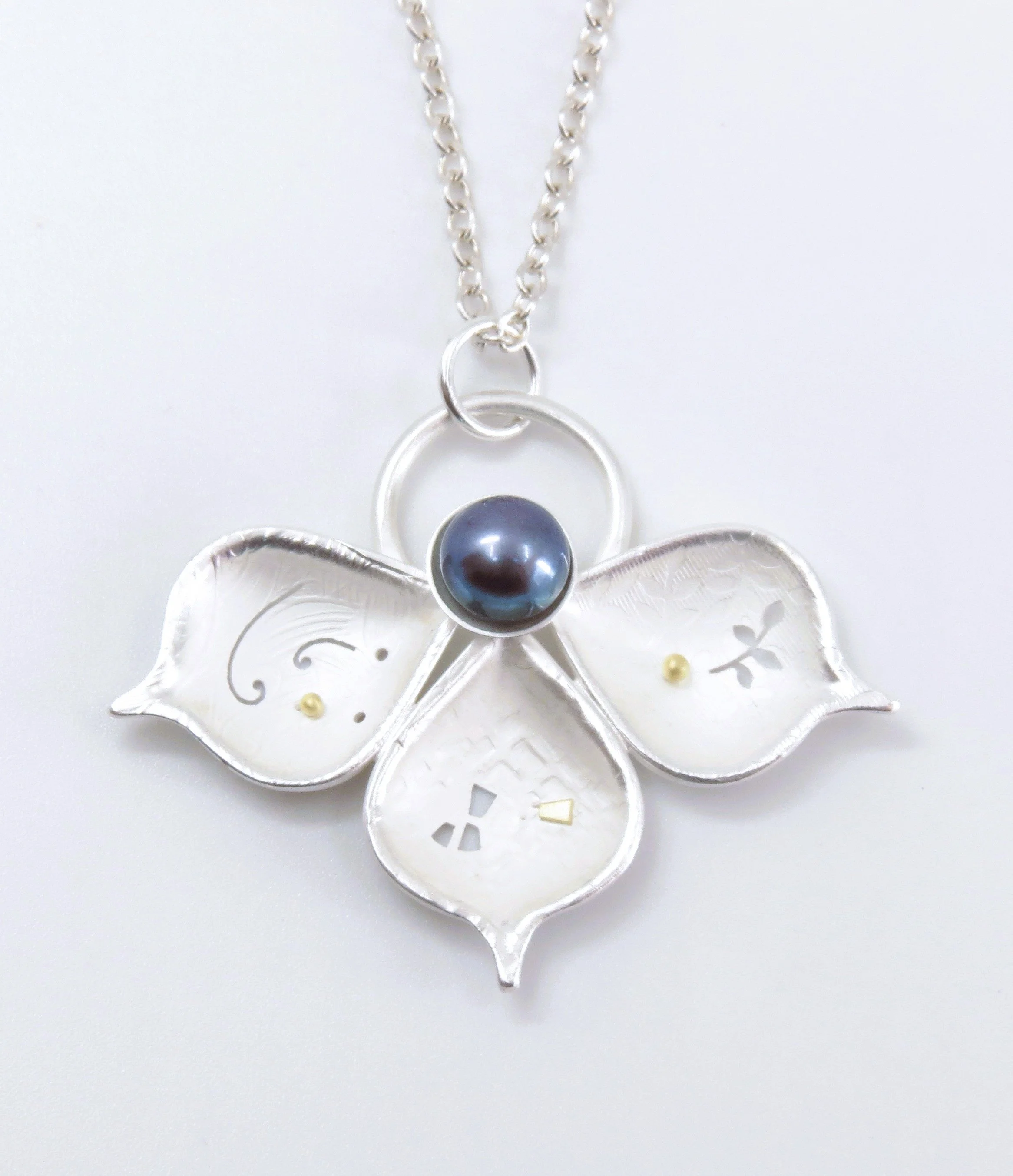 Pointed Three Leaves Pendant D