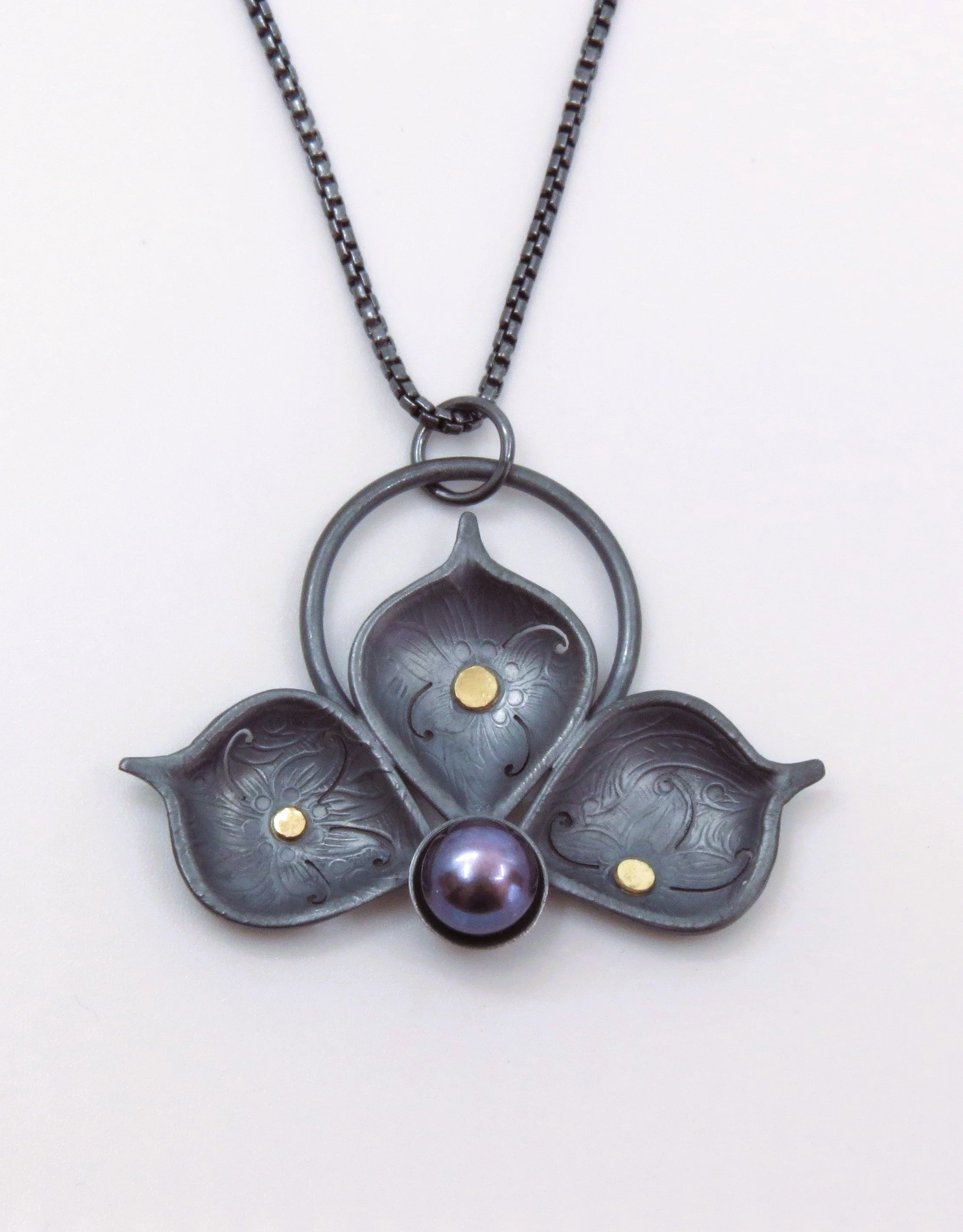 Pointed Three Leaves Pendant