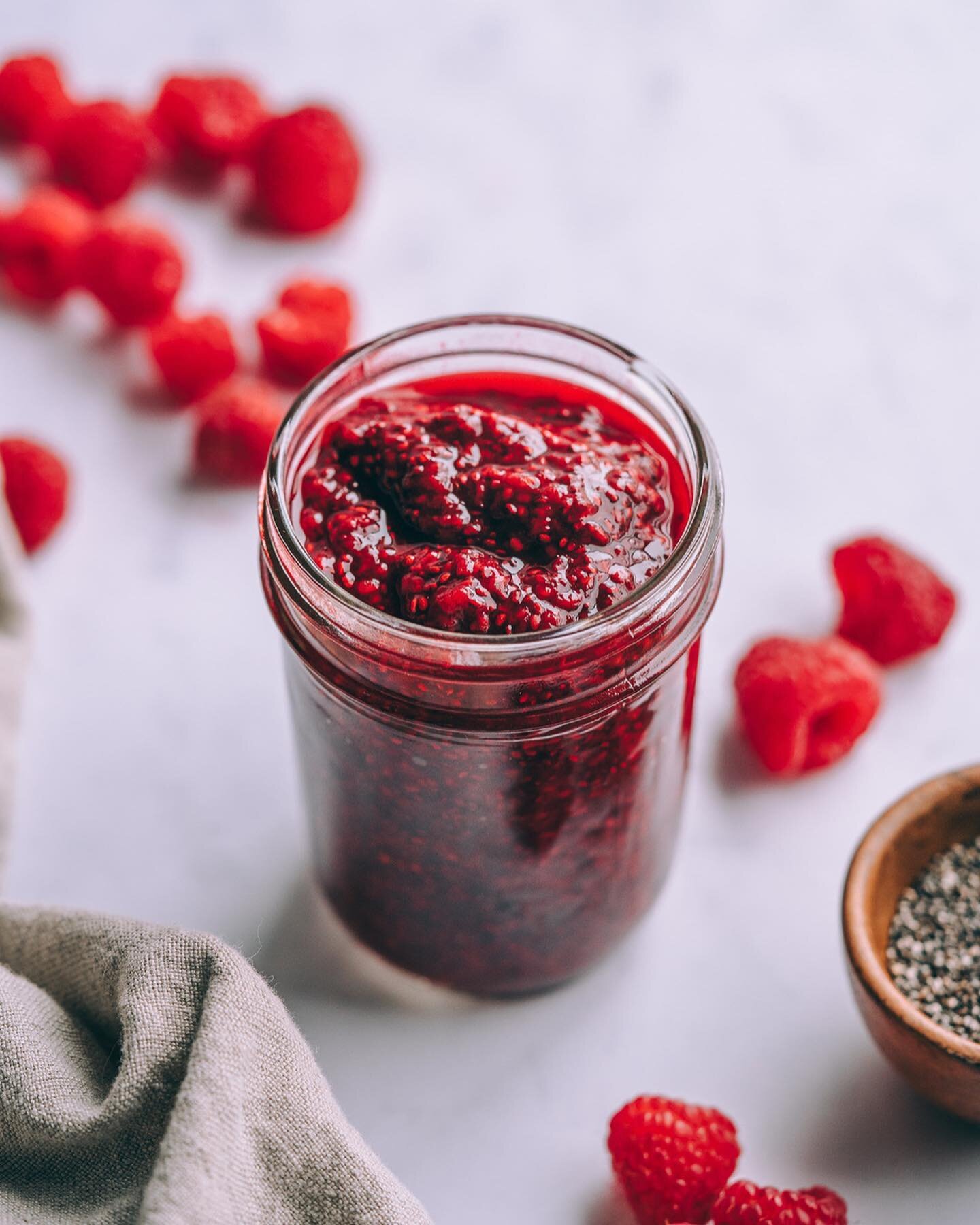 Raspberry Chia Jam &hearts;️ This simple recipe is the perfect way to enjoy the last crop of fresh, juicy summer raspberries before the end of the season!
⠀⠀⠀⠀⠀⠀⠀⠀⠀
2 cups raspberries, fresh or frozen
2 tbsp maple syrup (optional)
2 tbsp chia seeds
J