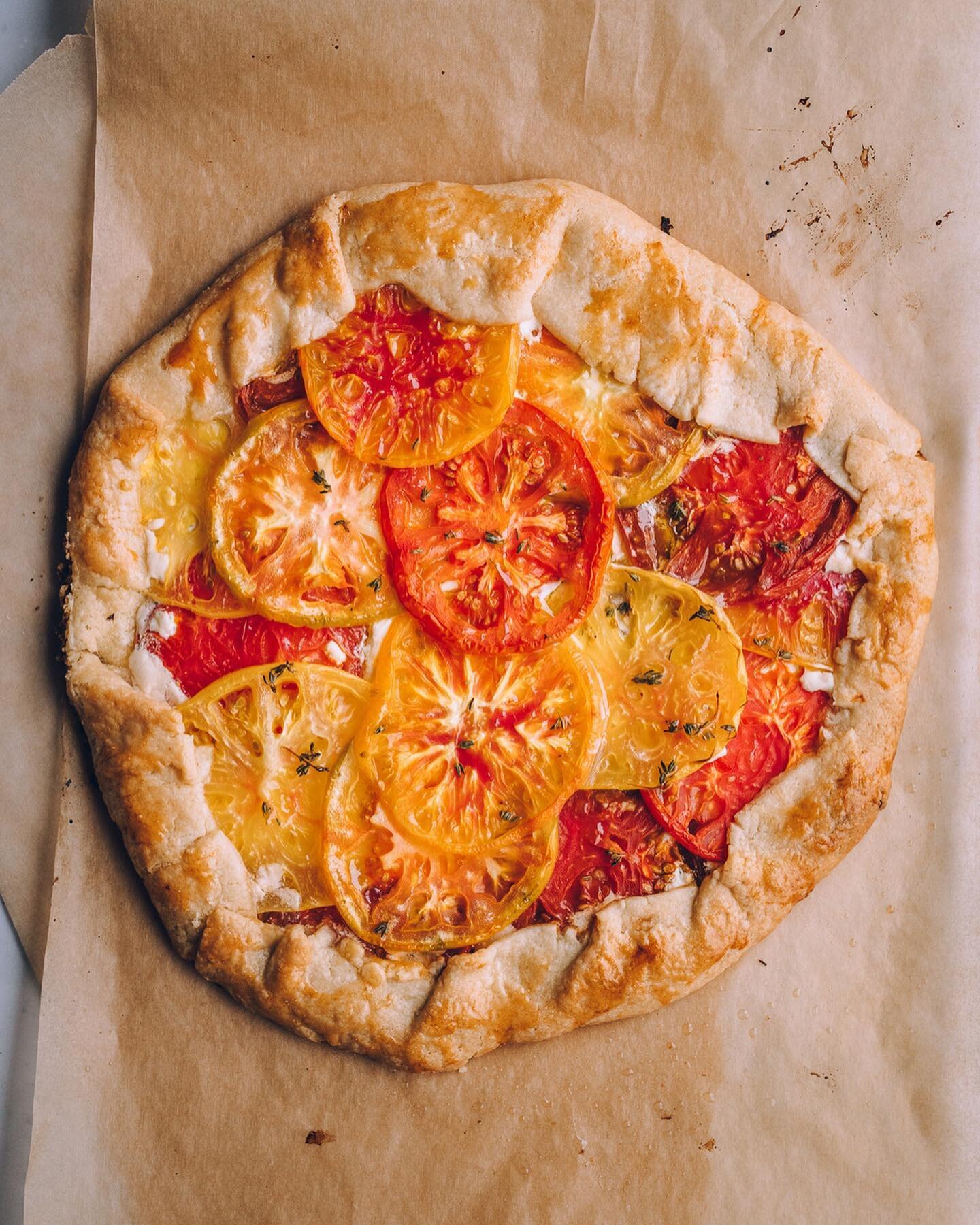 Heirloom Tomato Galette 🍅
⠀⠀⠀⠀⠀⠀⠀⠀⠀
While this galette may look like a pizza at first glance, the taste and texture completely different but equally delicious. Fresh herbs, juicy heirloom tomatoes, savory goat cheese filling, and flaky, buttery crus