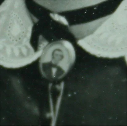 6thPlateAmbro_HusbandAndWifeVignette_PhotoBrooch (4).jpg
