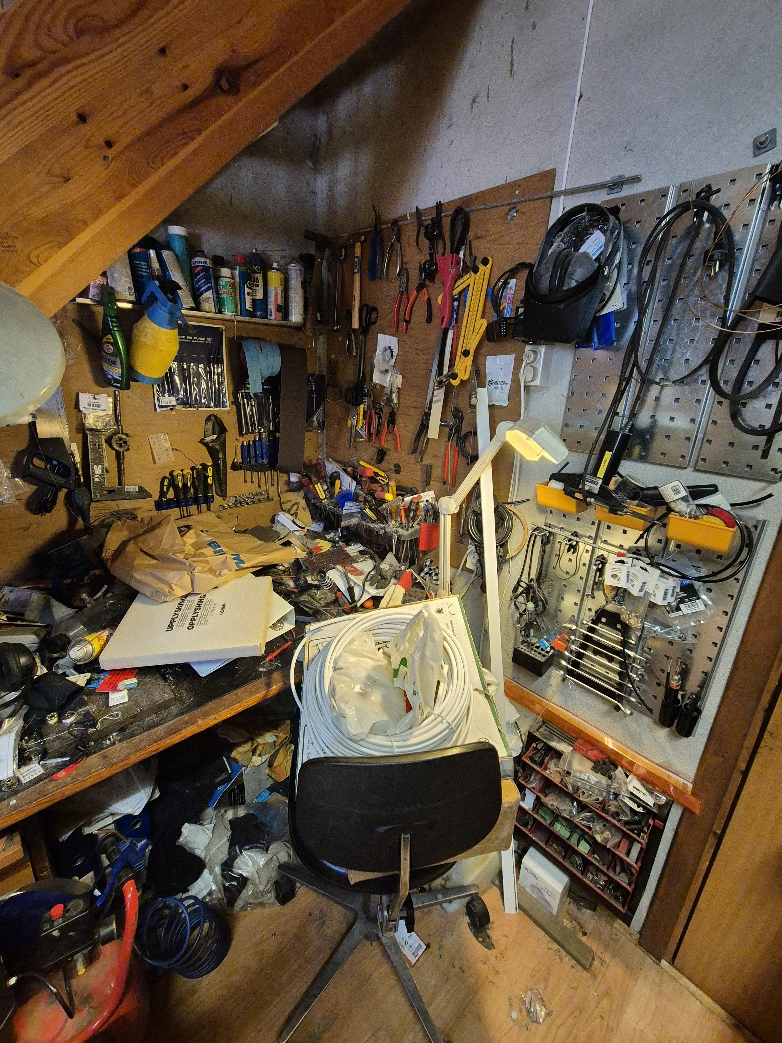 SOLGT - På vegne av bobestyrer har vi diverse deler og verktøy til symaskin rep til salgs. (Copy)