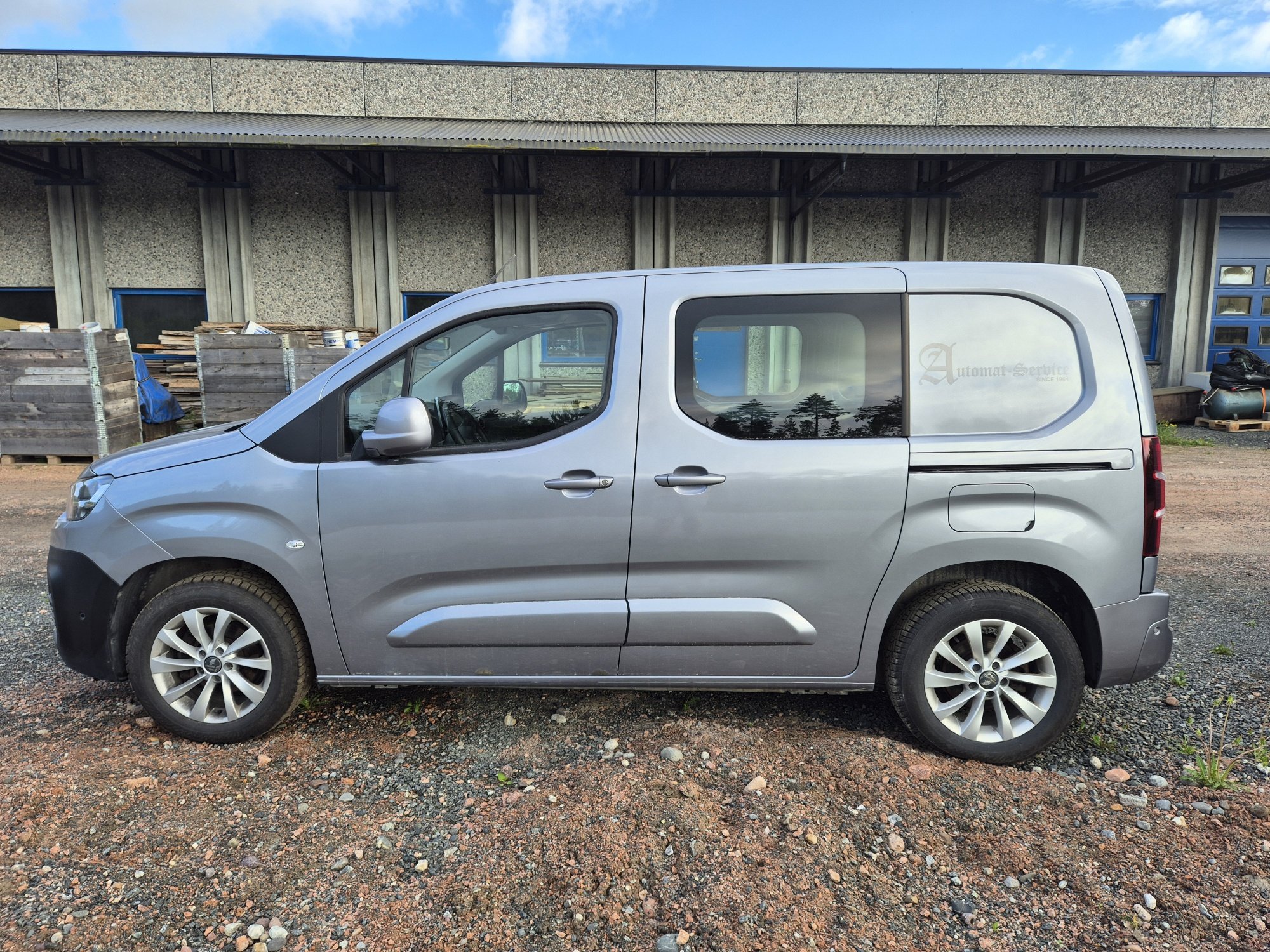 SOLGT - Kr 230.000 - På vegne av bobestyrer i Automat-Service AS har vi 2 biler til salgs