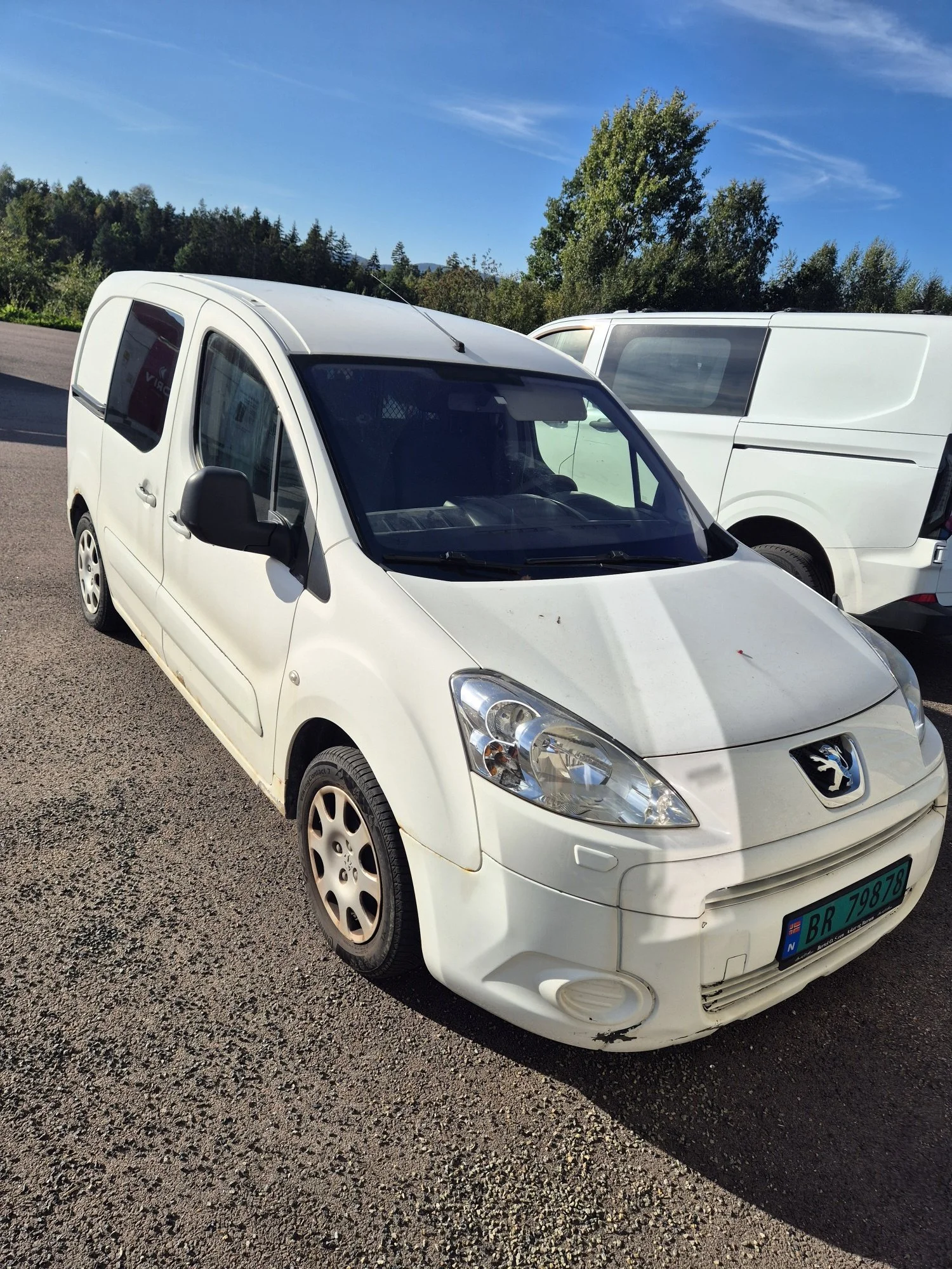 SOLGT - MOTTATT BUD Kr 7.000 - På vegne av bobestyrer i Artur Szwarckopf kbo har vi en Peugeot Berlingo BR 79878 til salgs.