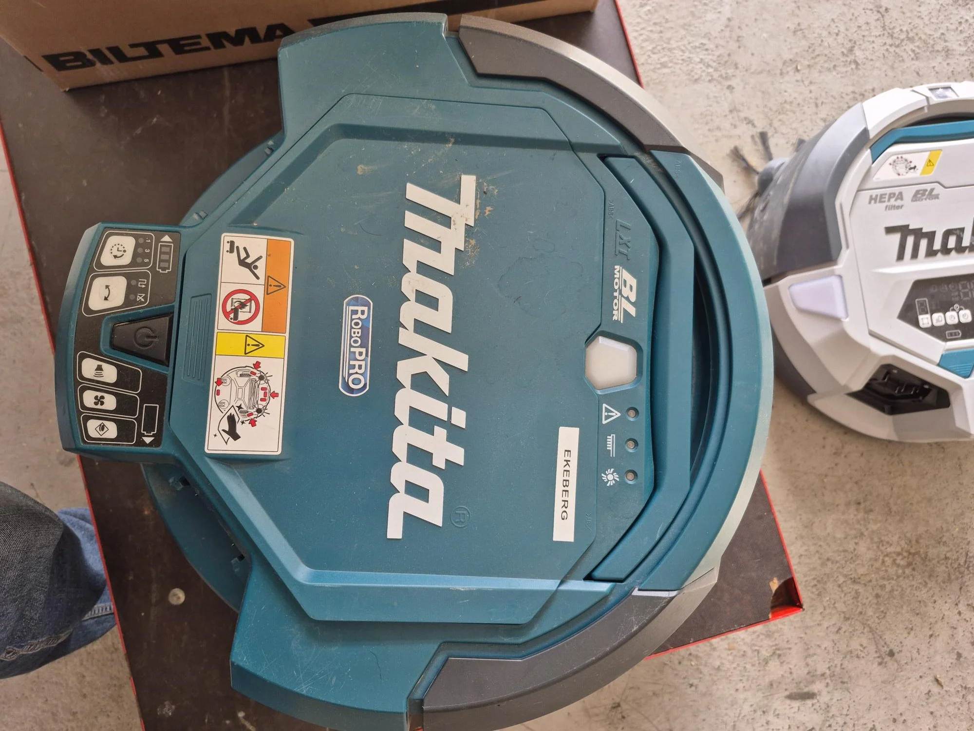 SOLGT Kr 20.000 eks - På vegne av bobestyrer har vi 3 Makita robotstøvsugere til salgs.