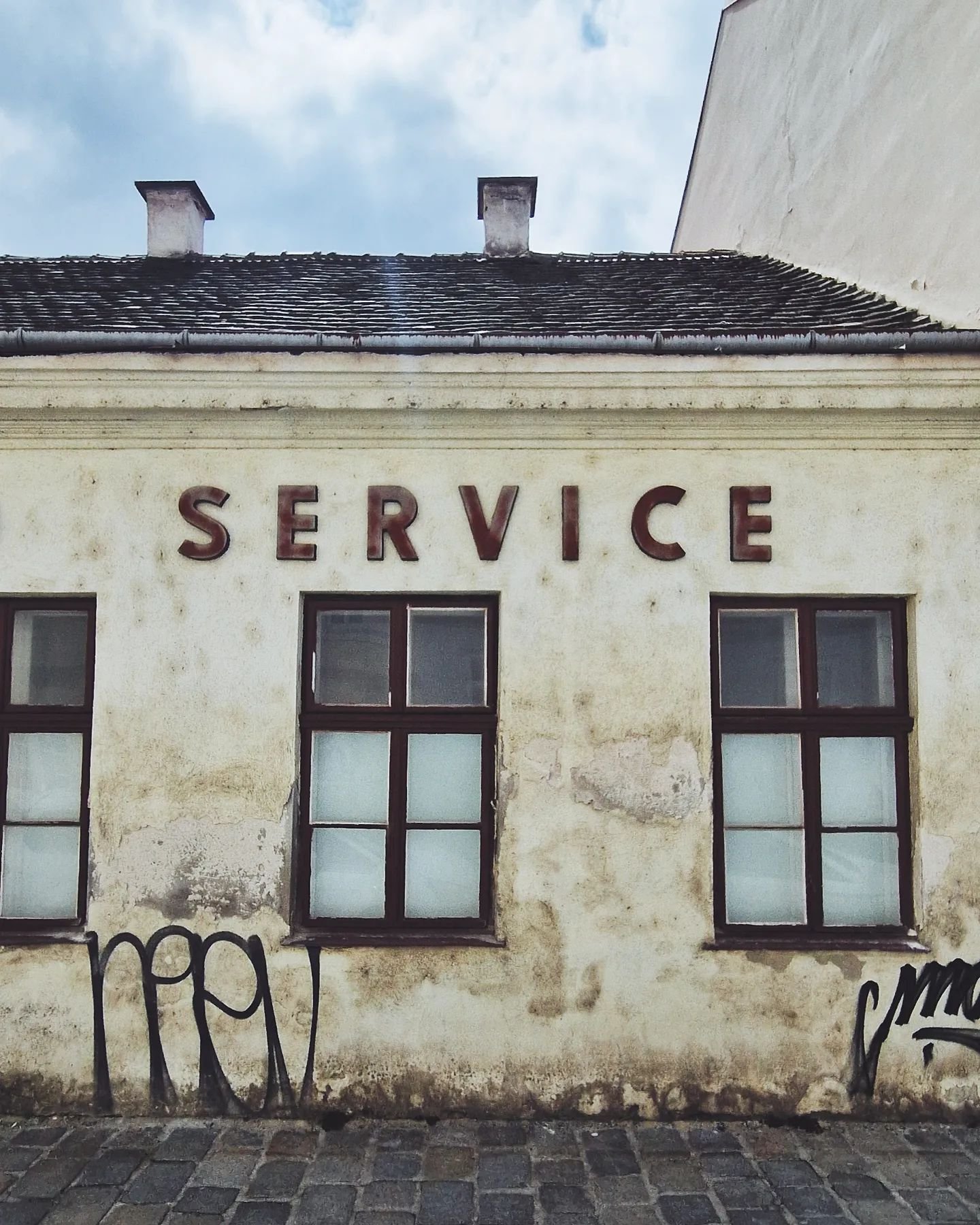 Blumenasse 1170
#
#font #schrift #abc #type #typo #typografe #typography #letters #lettering #shopfront #foundtype #typeporn #dailytype #dailyfont #wien #vienna #wienfont #fontwien #curated #city #1170 #austria #storefront