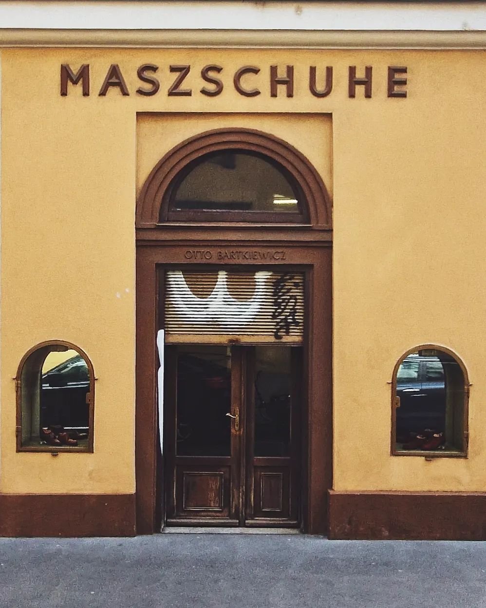 Dorotheergasse, 1010
#
#font #schrift #abc #type #typo #typografir #typography #letters #lettering #shopfront #foundtype #typeporn #dailytype #dailyfont #wien #vienna #wienfont #fontwien #curated #city #1010 #austria #storefront #shopfrontspoetry #wi