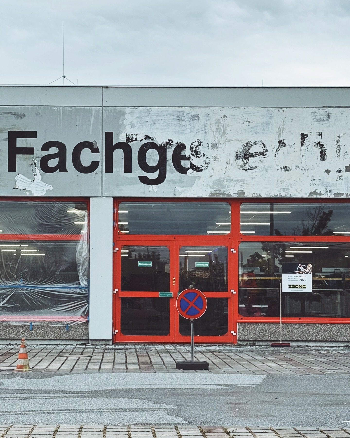 Hermann-Gebauer-Stra&szlig;e, 1220 Wien
#
#font #schrift #abc #type #typo #typografie #typography #letters #lettering #shopfront #foundtype #typeporn #dailytype #dailyfont #wien #vienna #wienfont #fontwien #curated #city #1220 #austria #storefront #s