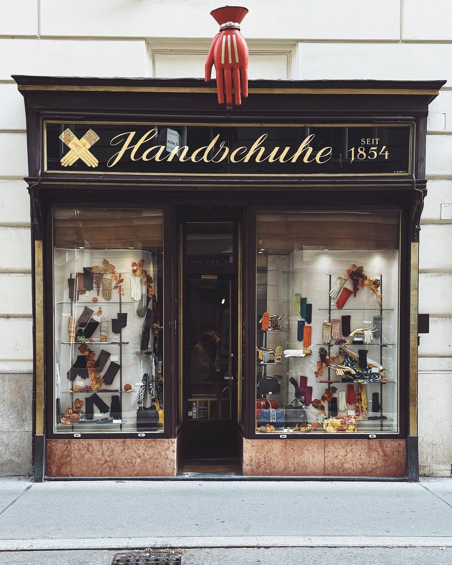 Schottengasse, 1010
#
#font #schrift #abc #type #typo #typografie #typography #letters #lettering #shopfront #foundtype #typeporn #dailytype #dailyfont #wien #vienna #wienfont #fontwien #curated #city #1010 #austria #storefront #shopfrontspoetry #wie