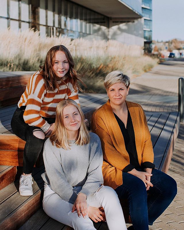 I adored hanging out with this trio even though it was hella windy and sunny!! Hard to believe how much the teen lasses have changed in the 4 years since I last photographed them 😭&bull;
&bull;
#makifotos #yxephotographer #portrait #portraitphotogra