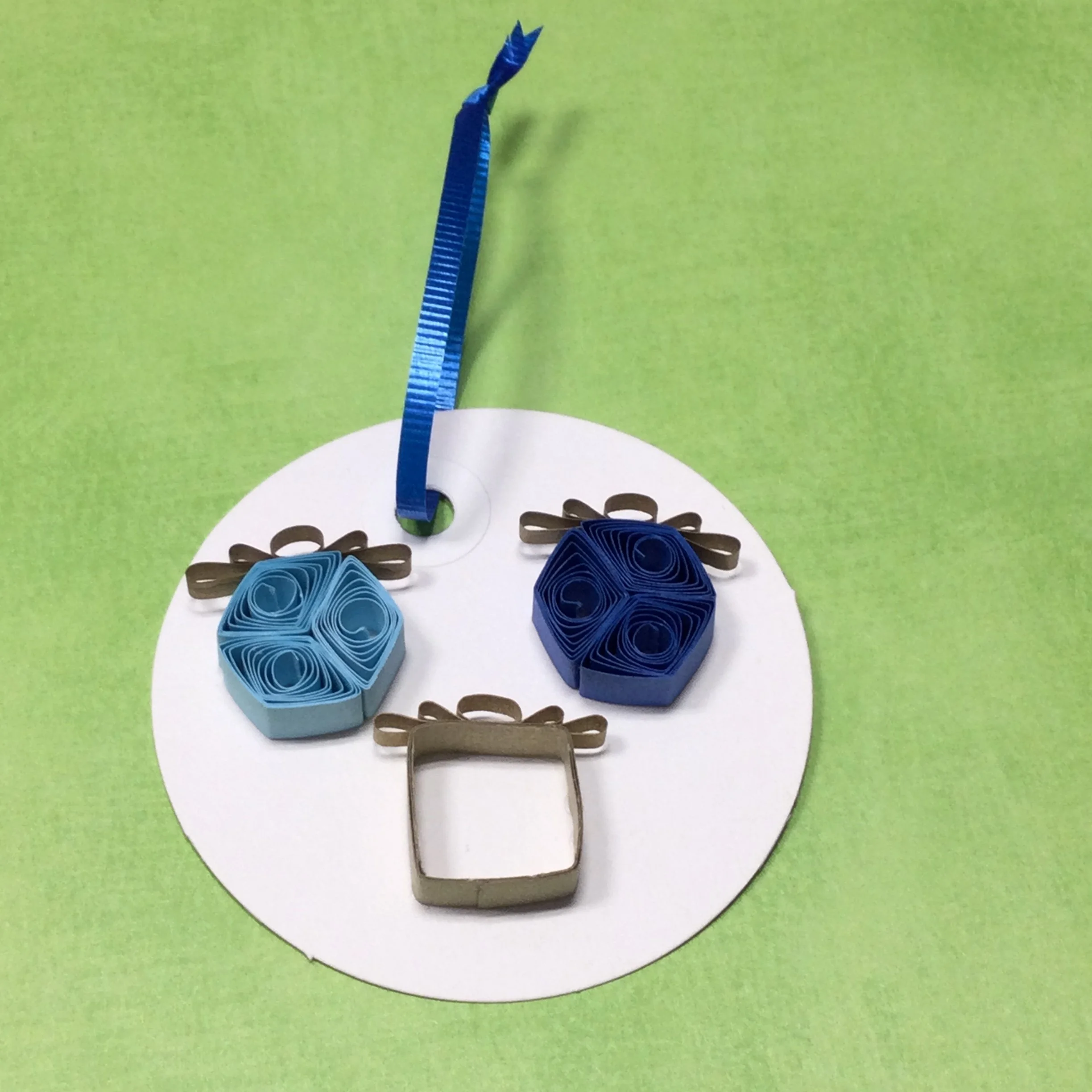 Round gift tag Presents - $7.00