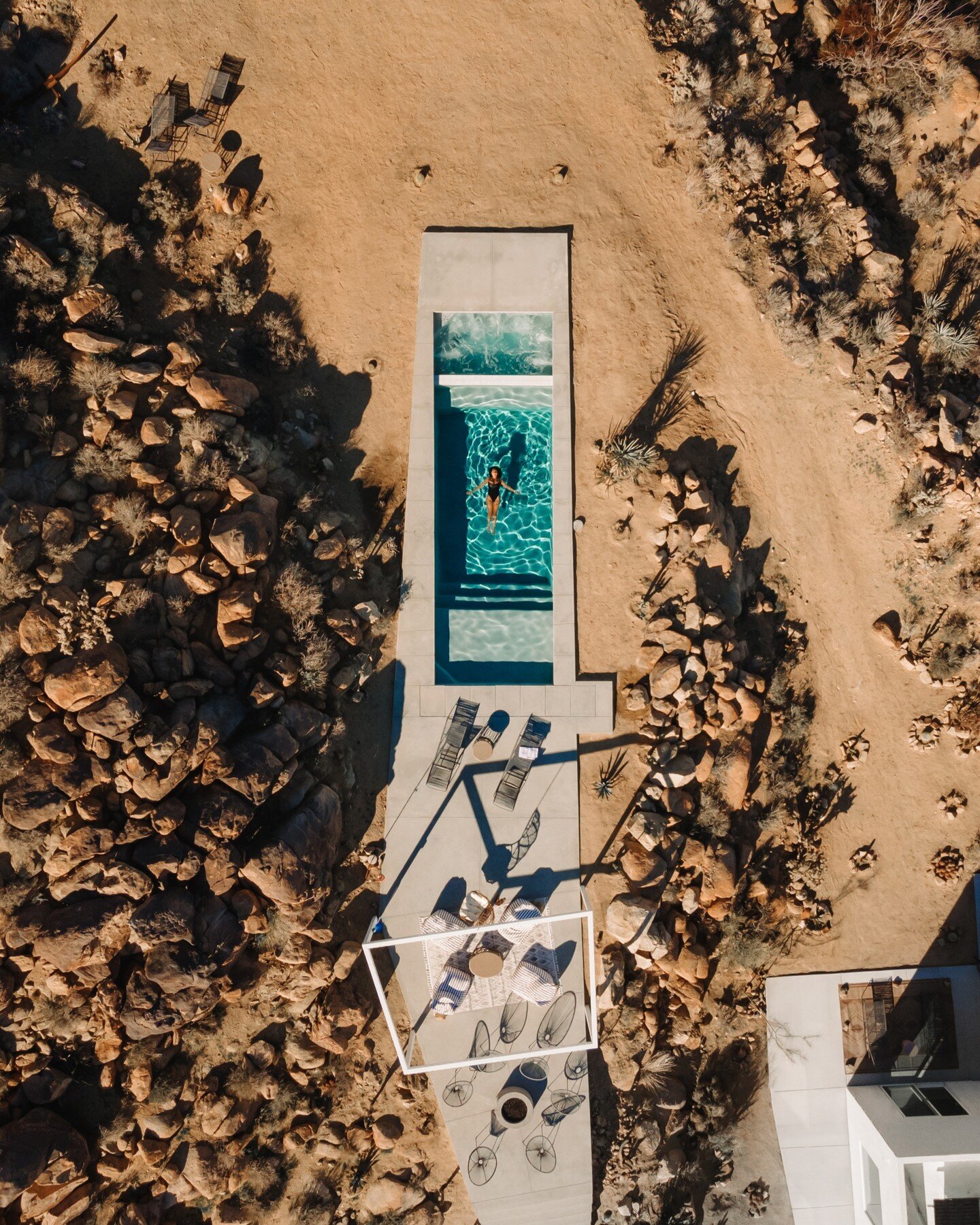 ⚫ Welcome to the Collective. @bolder.house.
⁣⁣⁣⁣⁣⁠⁣⁣⁠.⁠
.⁠⁠
📸 @wildtravelingsoul
⁠📸 @gabevega
🛠️ @wolfgangpichlerdesign 
🏠️ @bolder.house 
.⁠
.⁠
#bolderhouse #desertpool #joshuatree #pipescanyon #yuccavalley #pioneertown #landers #mojave #desert 