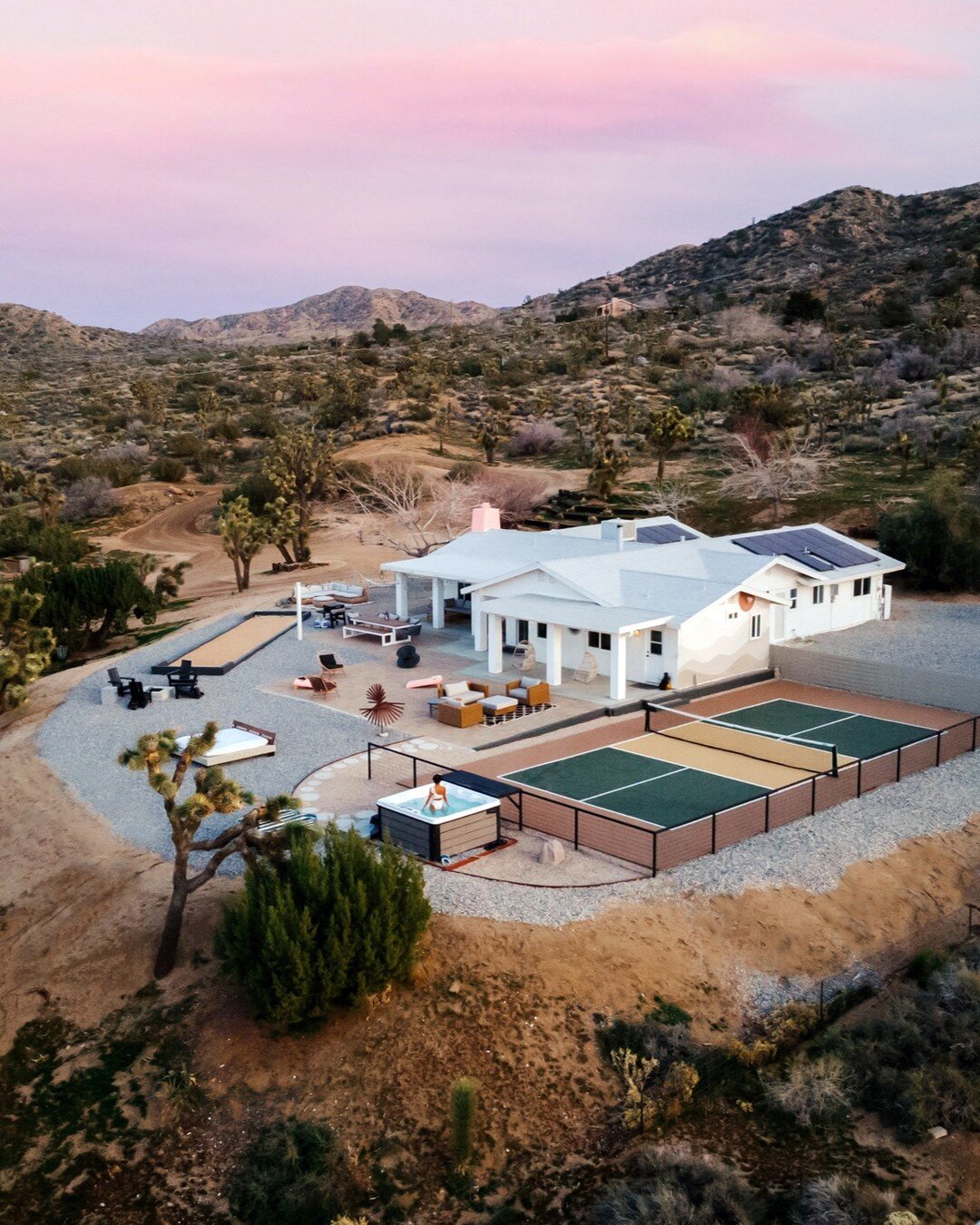 @the_hoopahouse is pure pickleball paradise in the high desert. 🌵🏓
.
.
🤙 Shoutout to @radpickleball for hooking us up with gear.
⁣⁣⁣⁣⁣⁠⁣⁣⁠.⁠
.⁠⁠
📸 @wildtravelingsoul 
⁠📸 @courticamp 
🏓 @radpickleball 
🛠️ @vivadattola
🏠️ @the_hoopahouse 
.⁠
.⁠