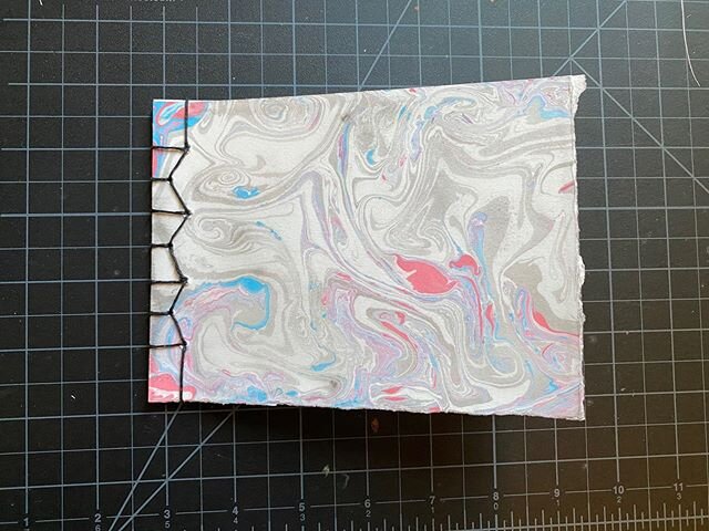 And the last book from this series of tutorials, Hemp-leaf binding, front and back, from Book Book by @yuchenyuchen and @hyonmyung #bookmaking #stabbinding #papermarbling