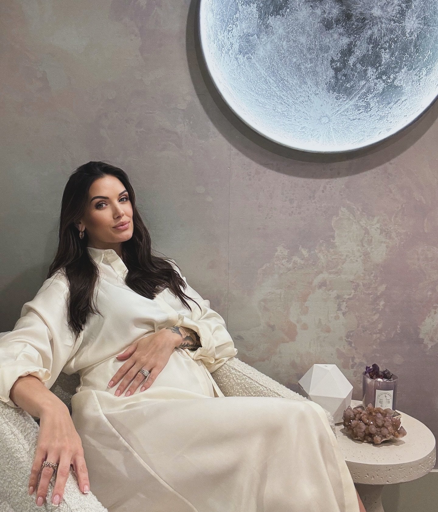 Full moon 🌕 in scorpio 🕯️ 

Baby girl &amp; I are feeling the vibes&hellip; 🖤 

Have you seen our new treatment rooms yet? 🫠

#newbeginings