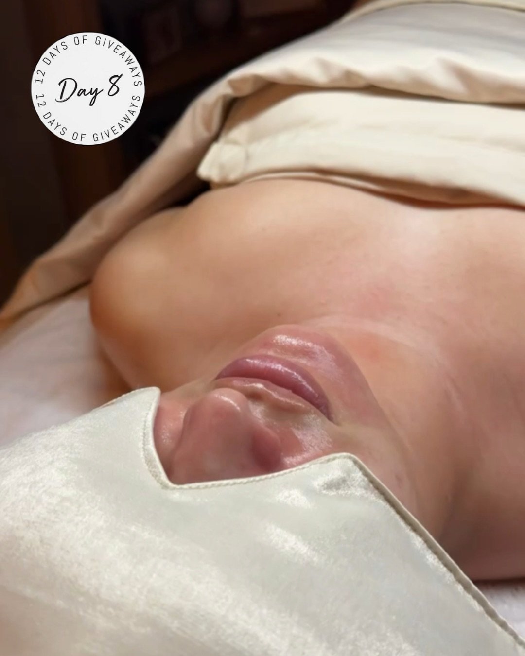 Estheticians, this one&rsquo;s for you 🤍

We use @comphyco in our treatment room every single day, and now we&rsquo;re teaming up for Day 8 of their 12 Days of Giveaways! 🎄🎁 
⠀⠀⠀⠀⠀⠀⠀⠀⠀
One of you is winning an Esthetician Starter Bundle, Spa Wrap,