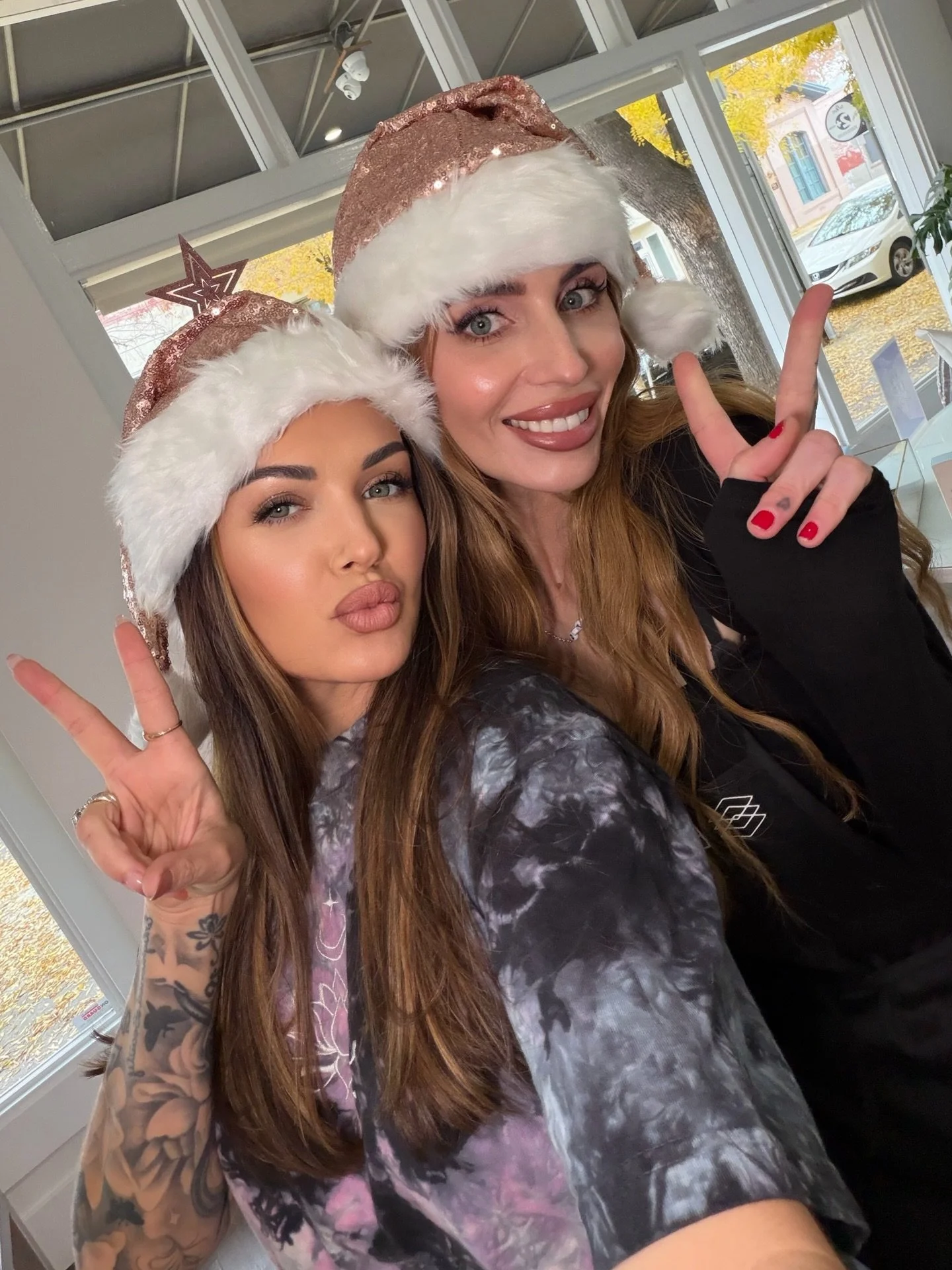 The two green eyed millennial angels that you didn&rsquo;t know you needed it in your life&hellip; 🌹✨

Serving you the most beautiful skin all year long 💖

#epicutie