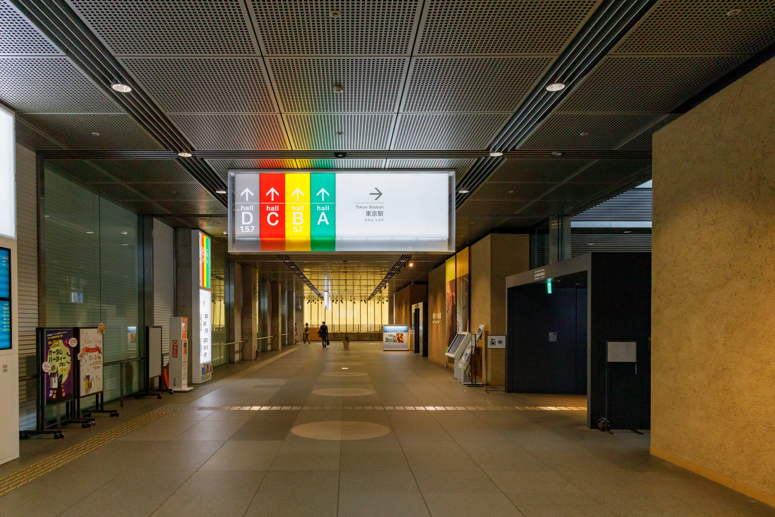 Underground Entrance to the passage at the Tokyo International Forum .