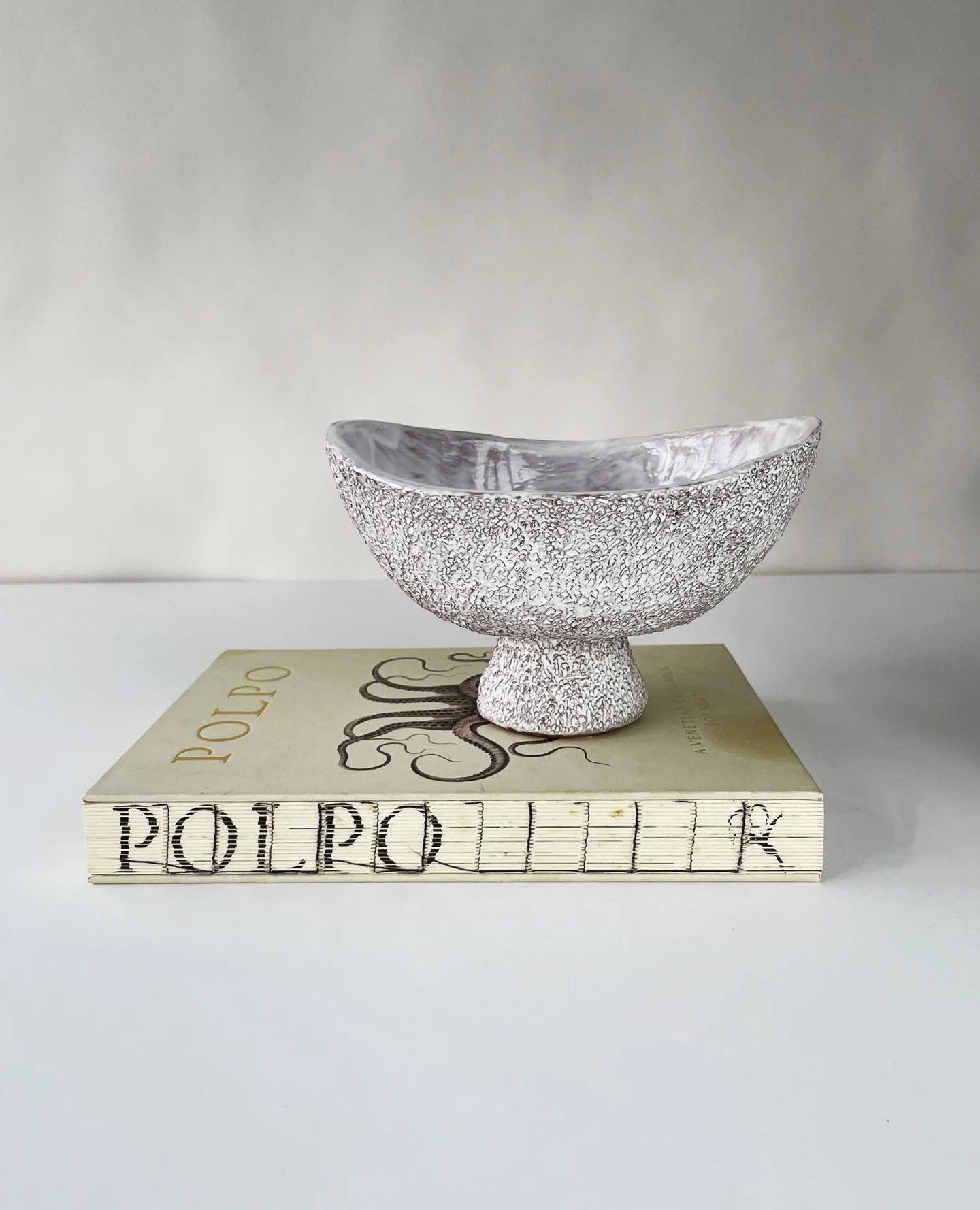 Textures that can only be made with hands on clay. Ellen Robinson Studio&rsquo;s one-of-a-kind vessels are on Shoppe Online and on deck for our winter show!⁠
⁠
SHOPPE OBJECT NEW YORK⁠
February 1&ndash;2, 2026 | 9 AM&ndash;6 PM⁠
February 3, 2026 | 9 A