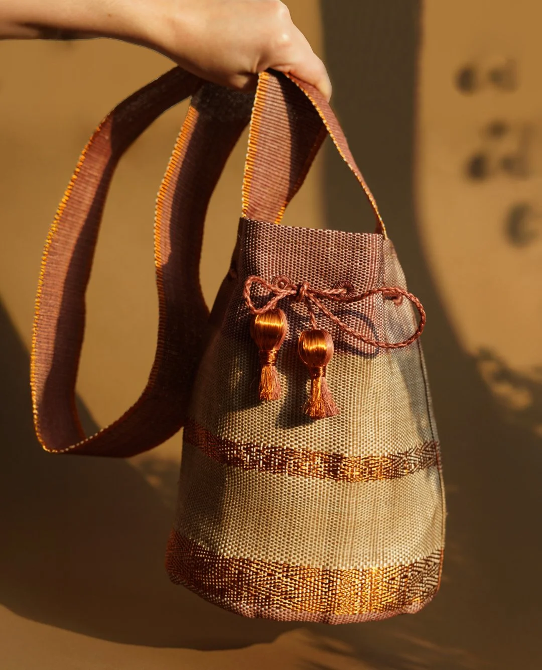 From weaving and woodworking to block printing and metalsmithing &mdash; we&rsquo;re celebrating handcrafted goods on Shoppe Online, this season and always:⁠
⁠
@katunaa.co⁠
@johannahowardhome⁠
@olgajoanhome⁠
@mywoodmood⁠
@beehivehandmade⁠
@fdk_floral