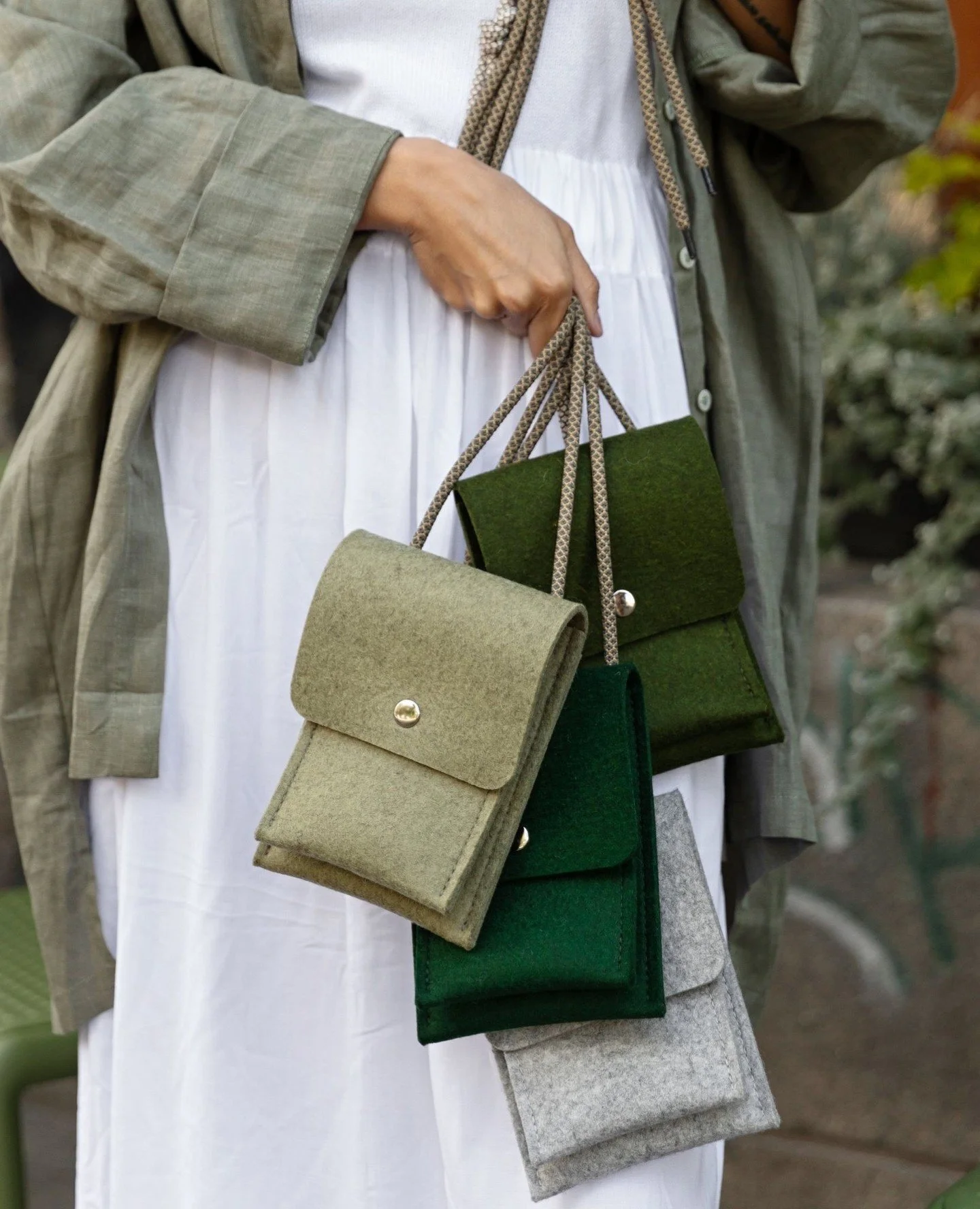 Sustainable, durable, and water-resistant: WOOLBERRY&rsquo;s top-grade merino felt is nothing short of magical. Discover their expertly sewn accessories on Shoppe Online now.⁠
⁠