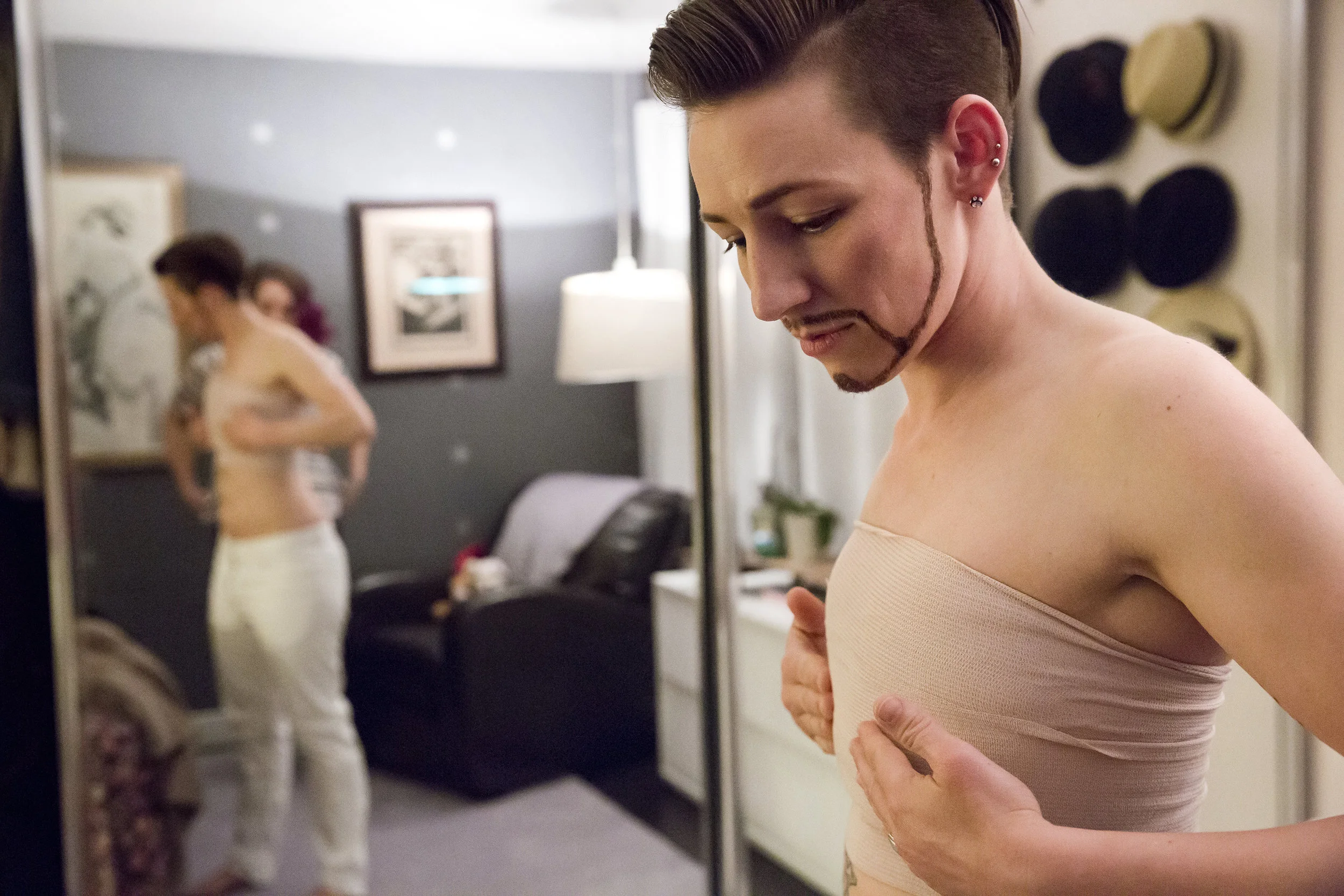 42_2017_DragKingGettingReady_bhs47.jpg