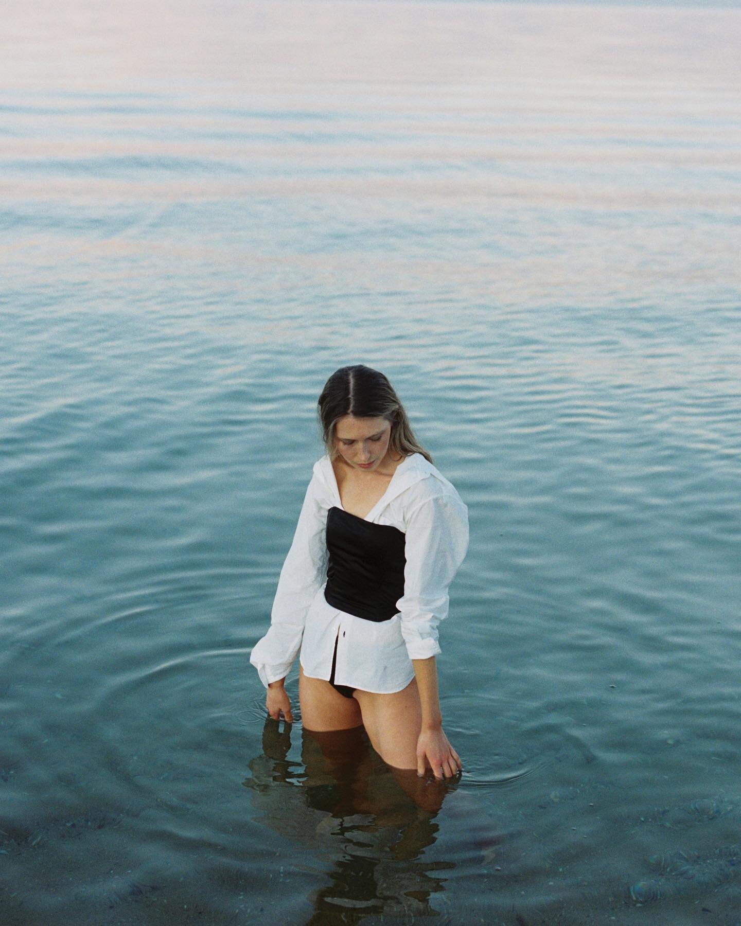 Way back when to water was warm and green and I could afford film 😵😋 
 @edythe.studios 
@henriettad_ 
&bull;
&bull;
&bull;
&bull;
#film #filmfashion #model #melboune #melbournephotographer #melbournemodel #beach #makeup #water #green #shirt #conten